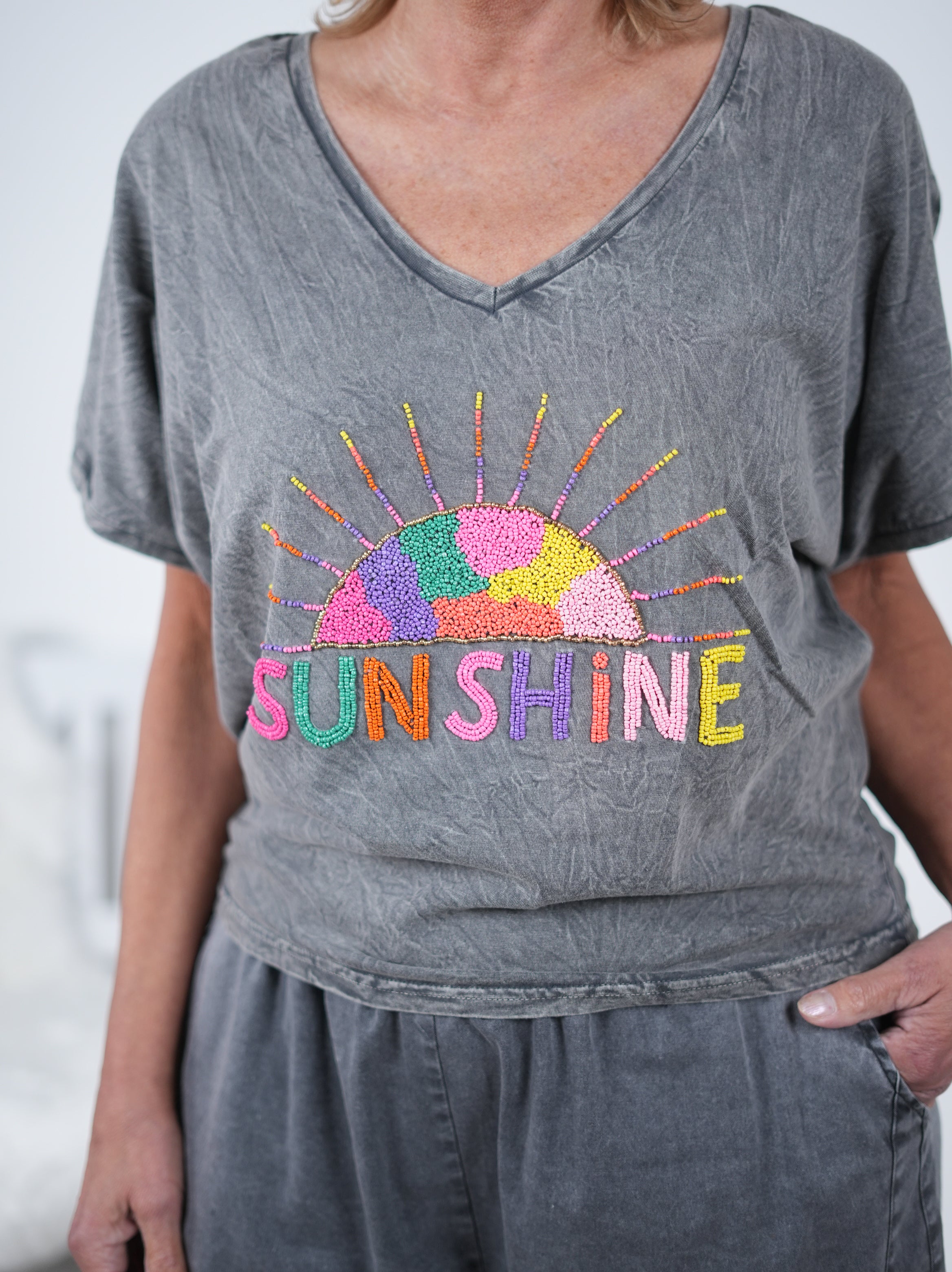 Kurzes Shirt mit Perlen Motiv