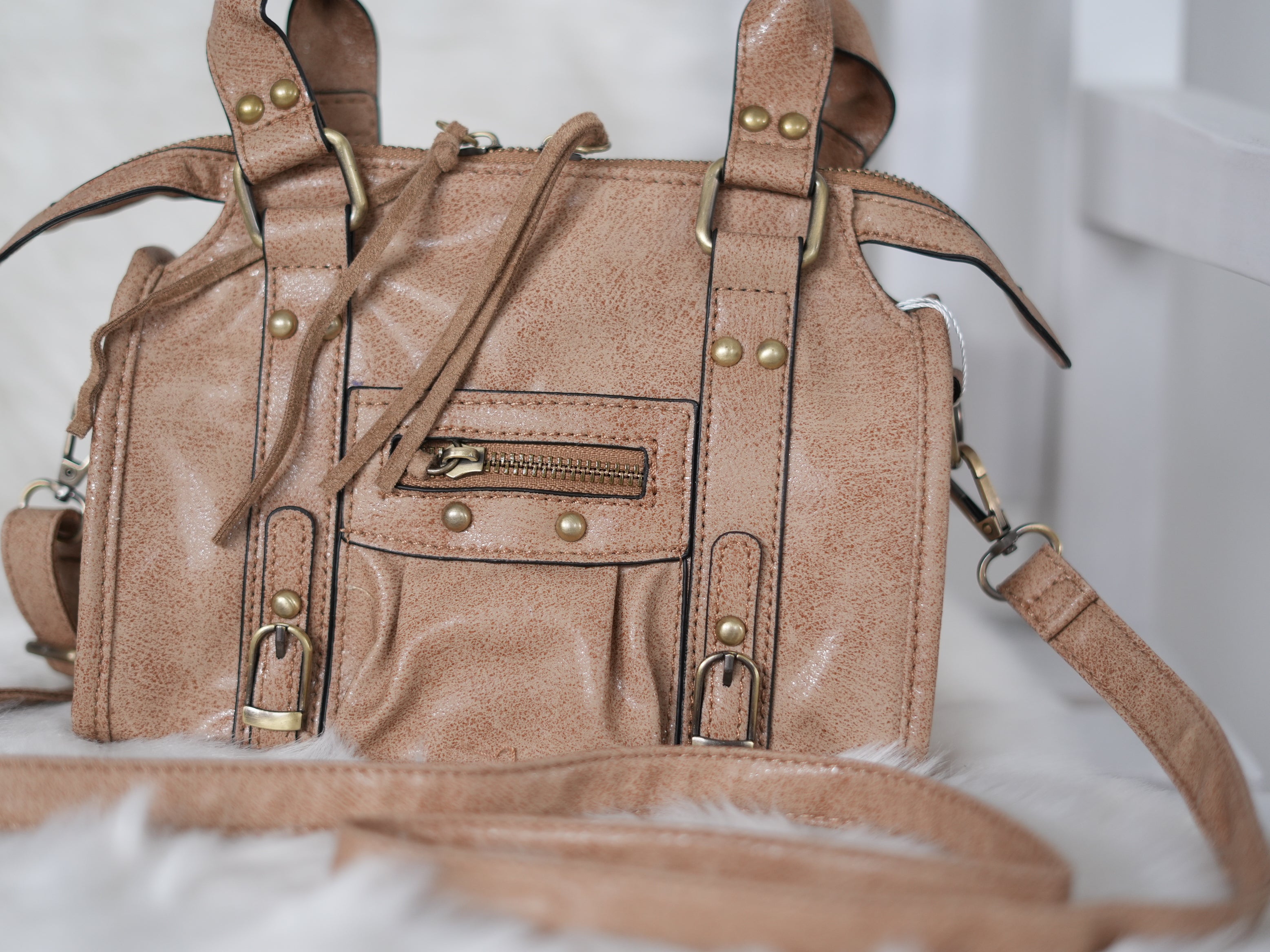 Lässige Crossbody Tasche mit Vintage-Details und Nieten