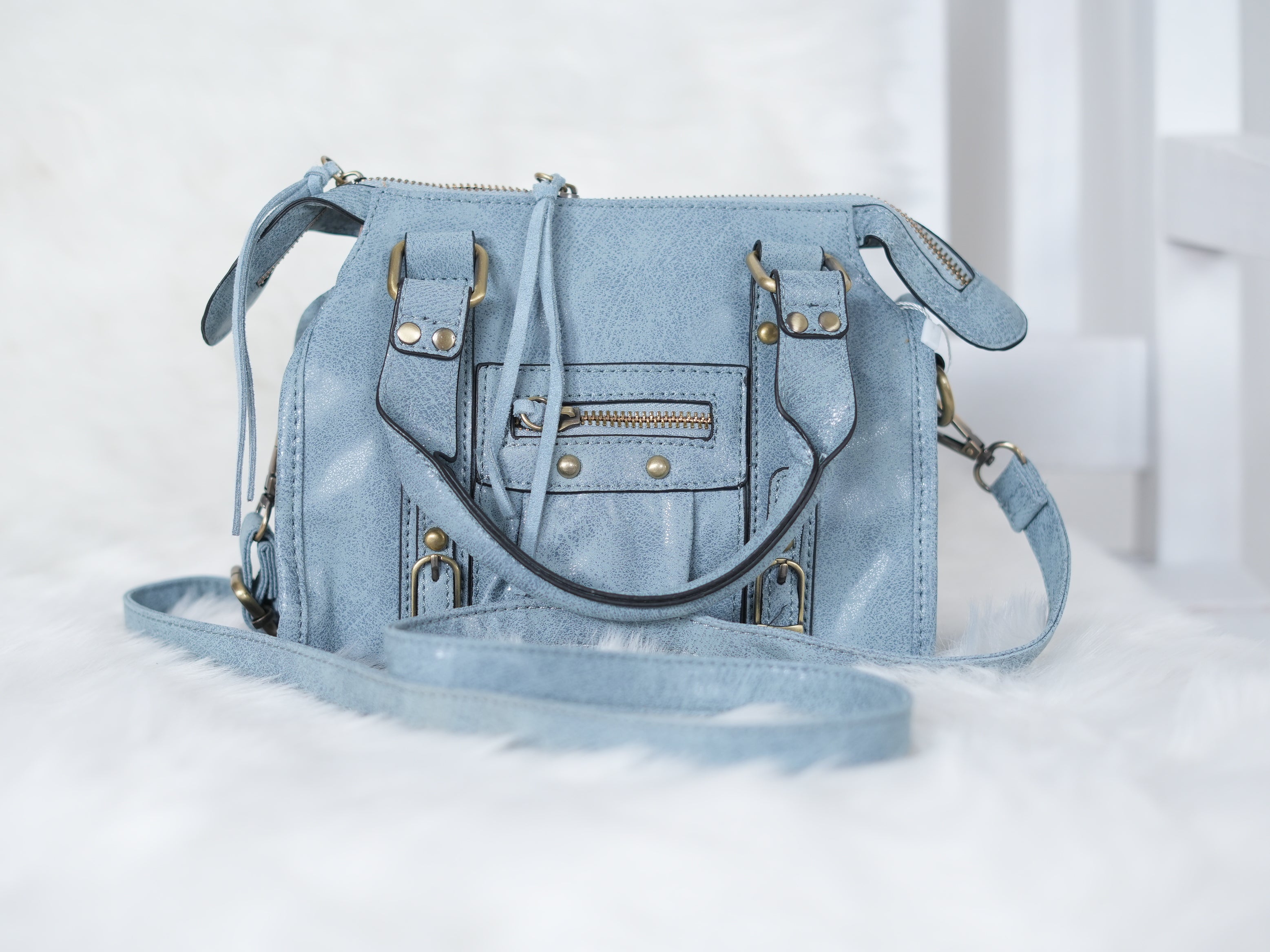 Lässige Crossbody Tasche mit Vintage-Details und Nieten helles Blau