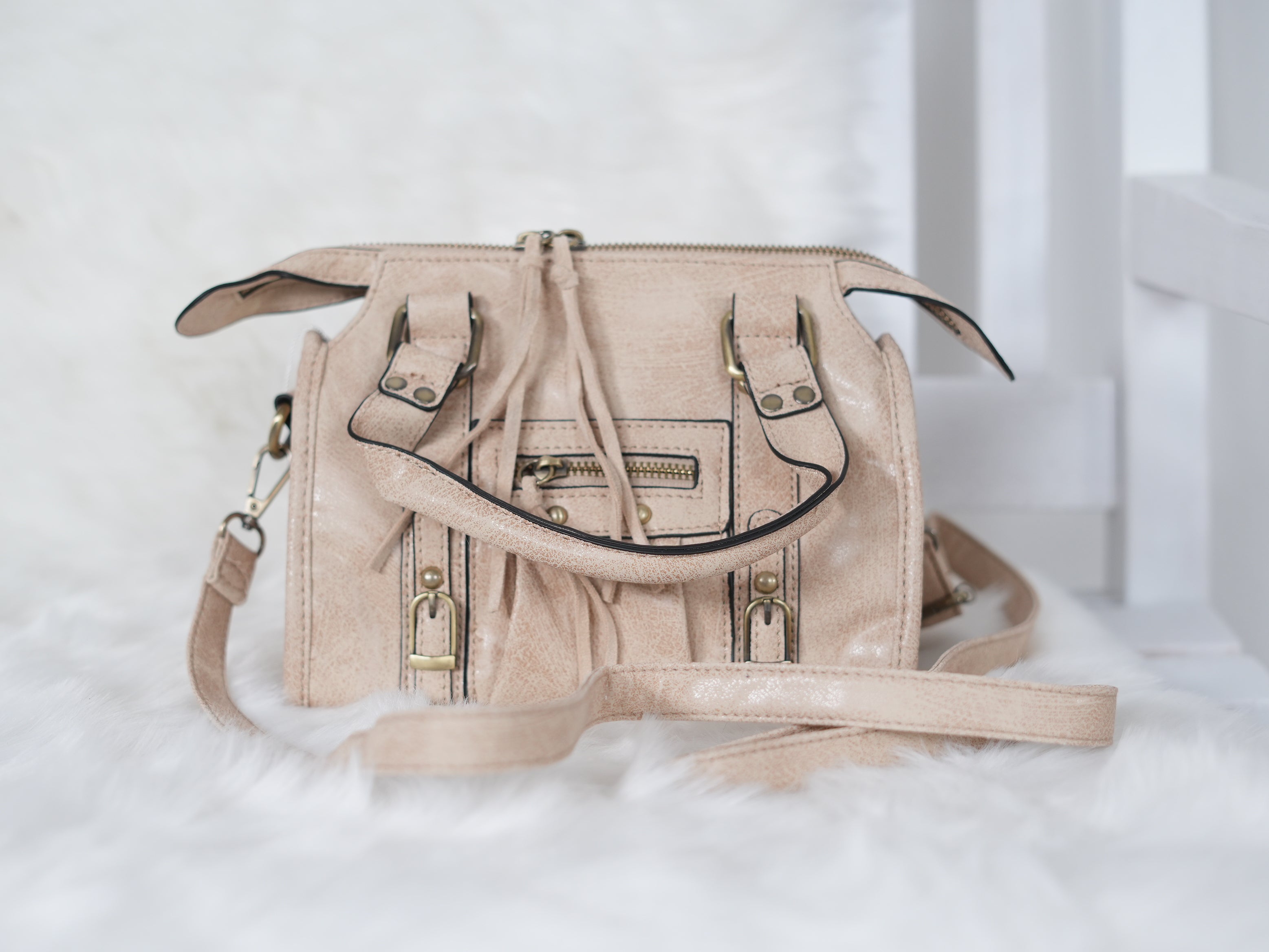 Lässige Crossbody Tasche mit Vintage-Details und Nieten Beige