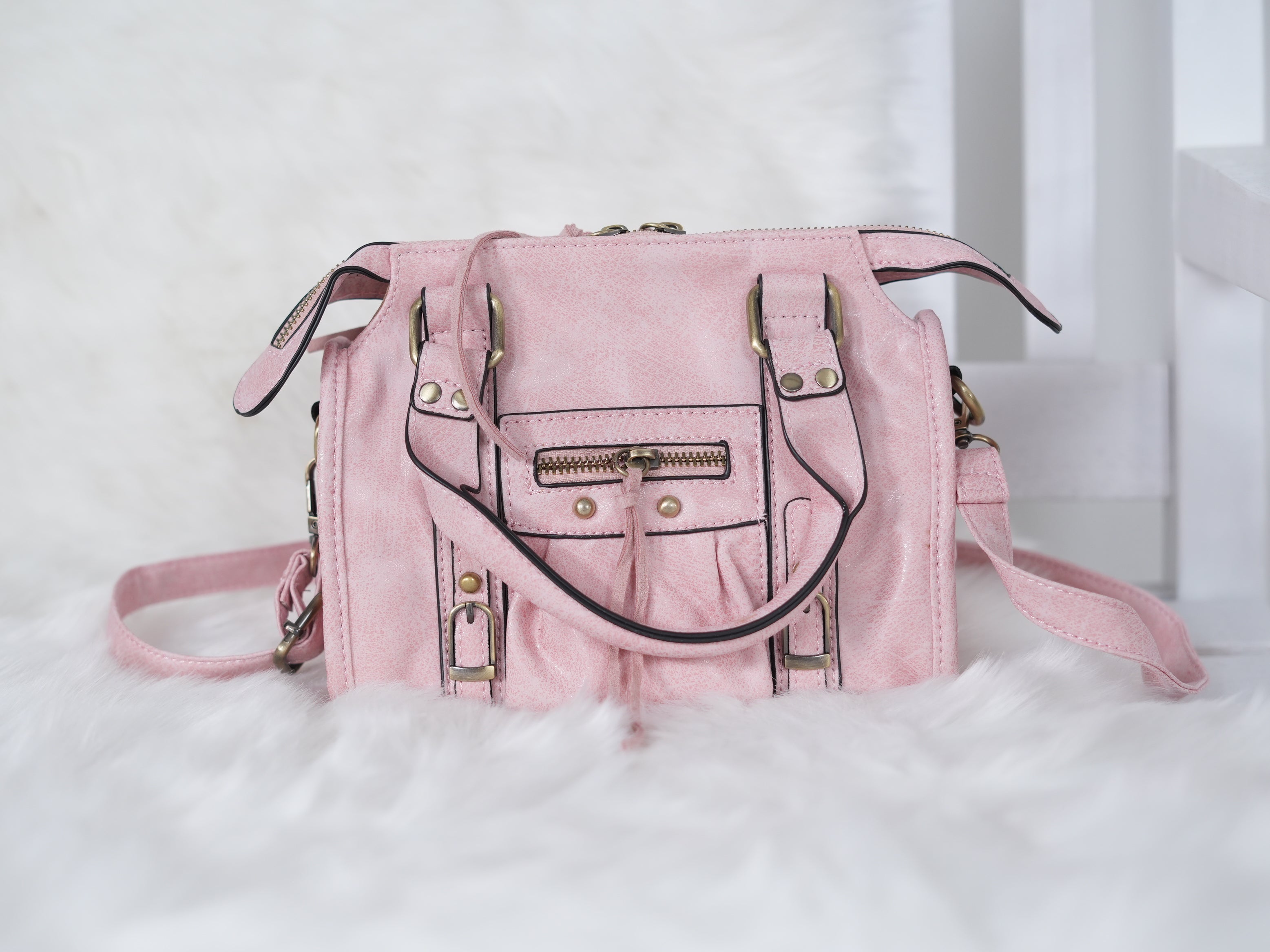 Lässige Crossbody Tasche mit Vintage-Details und Nieten Rosa