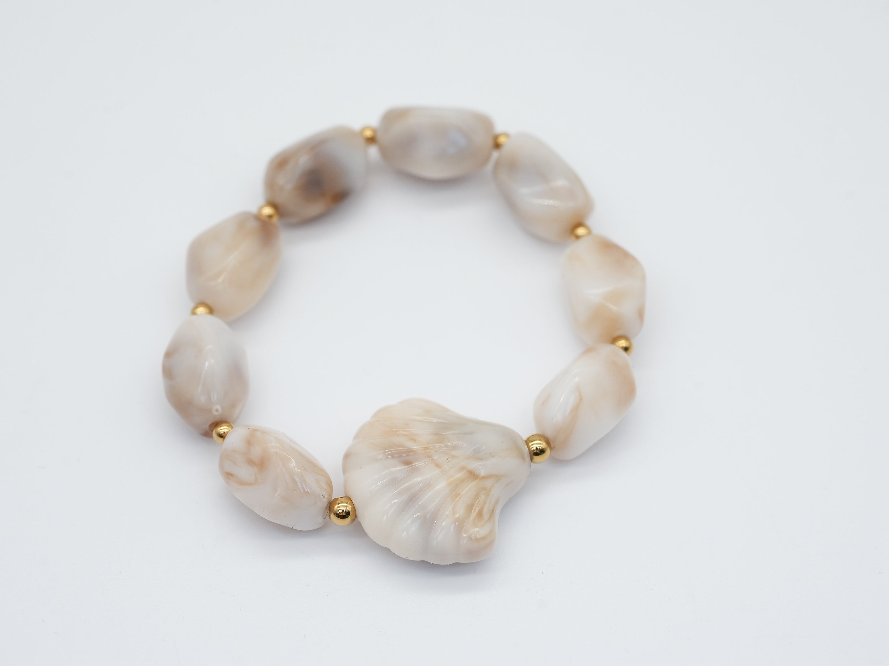 Armband mit Muschel verziert