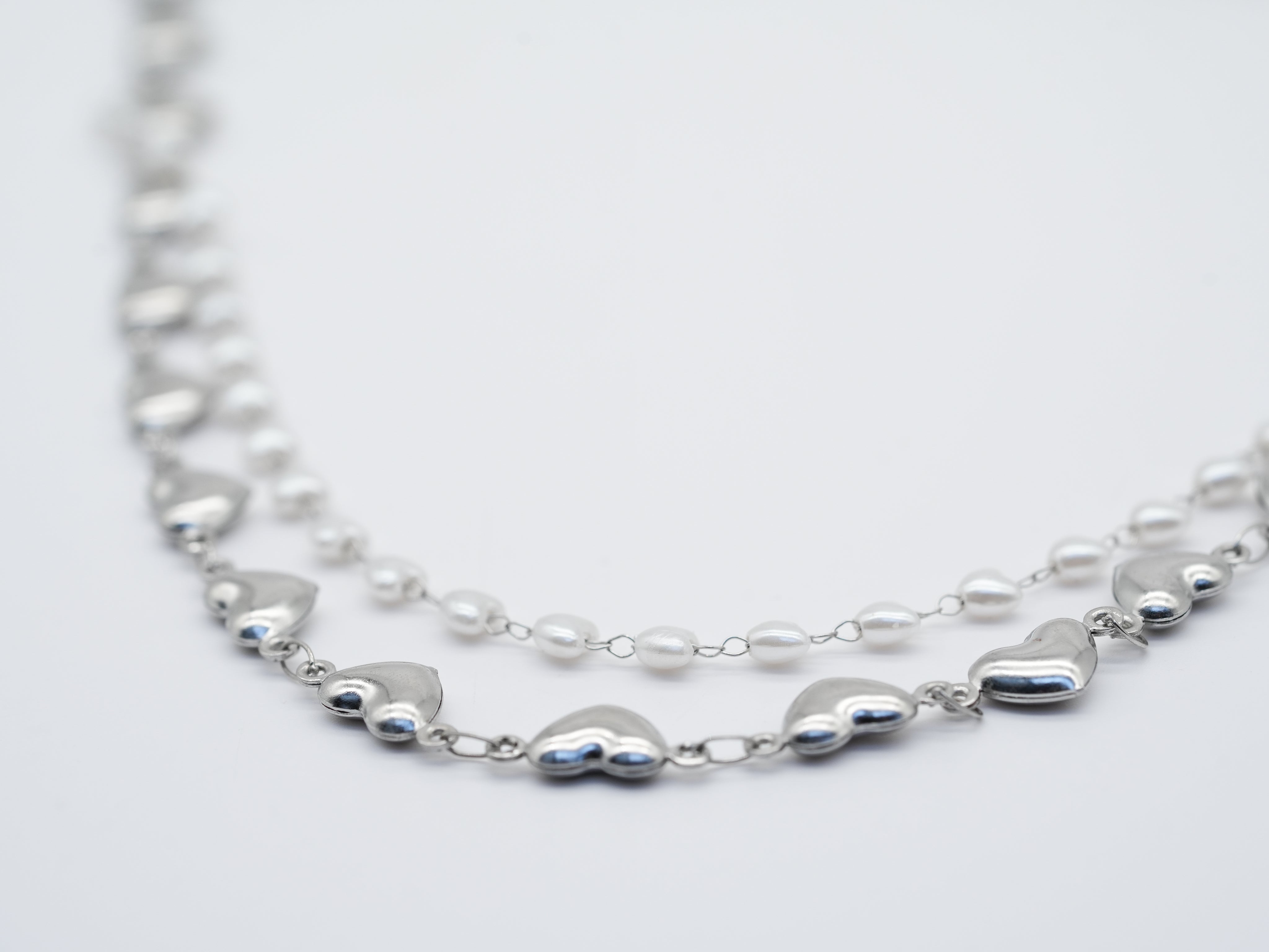 Edelstahlhalskette mit Herz- & Perlendetails