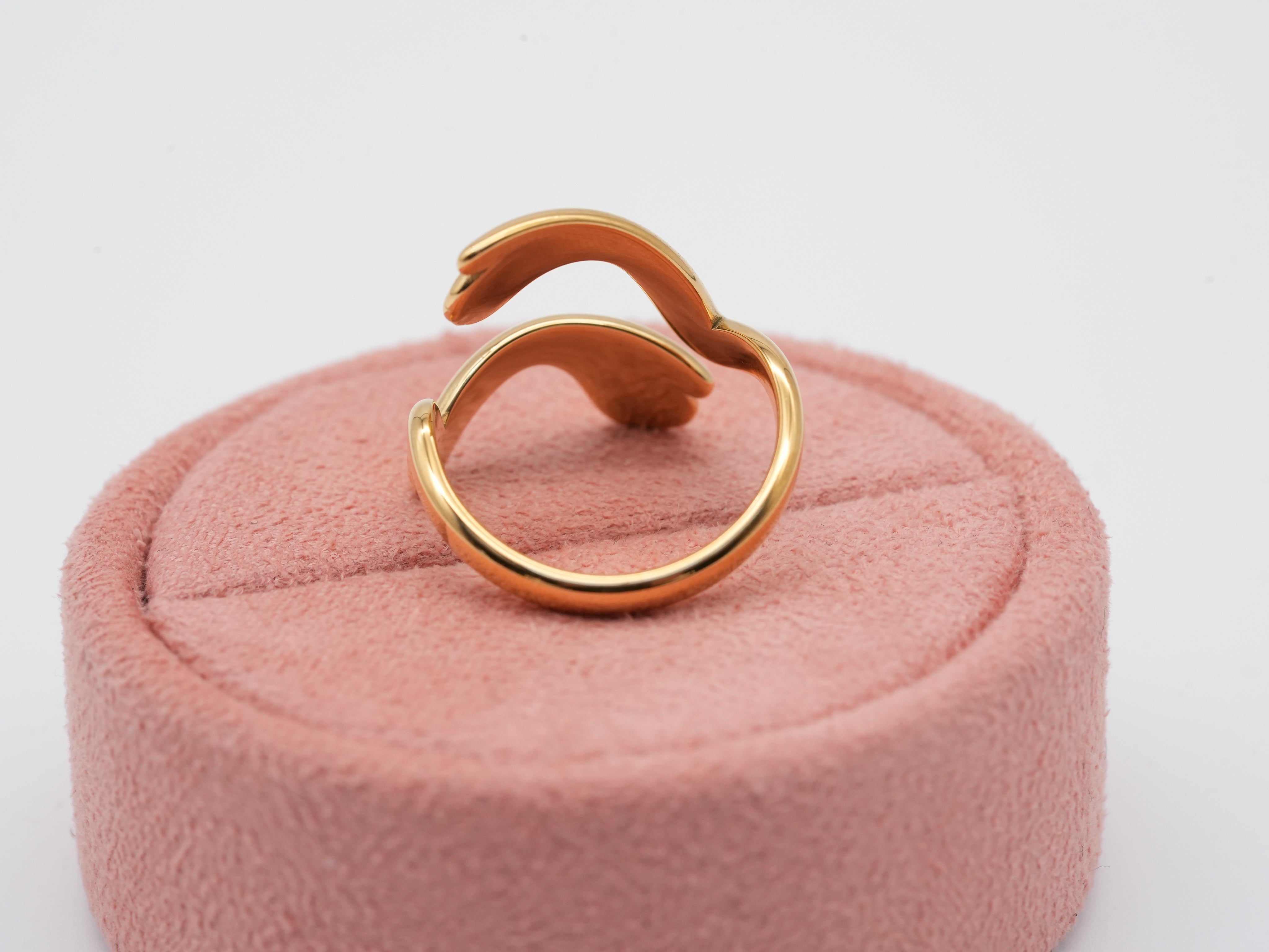 Vergoldeter Edelstahlring im Handmotiv