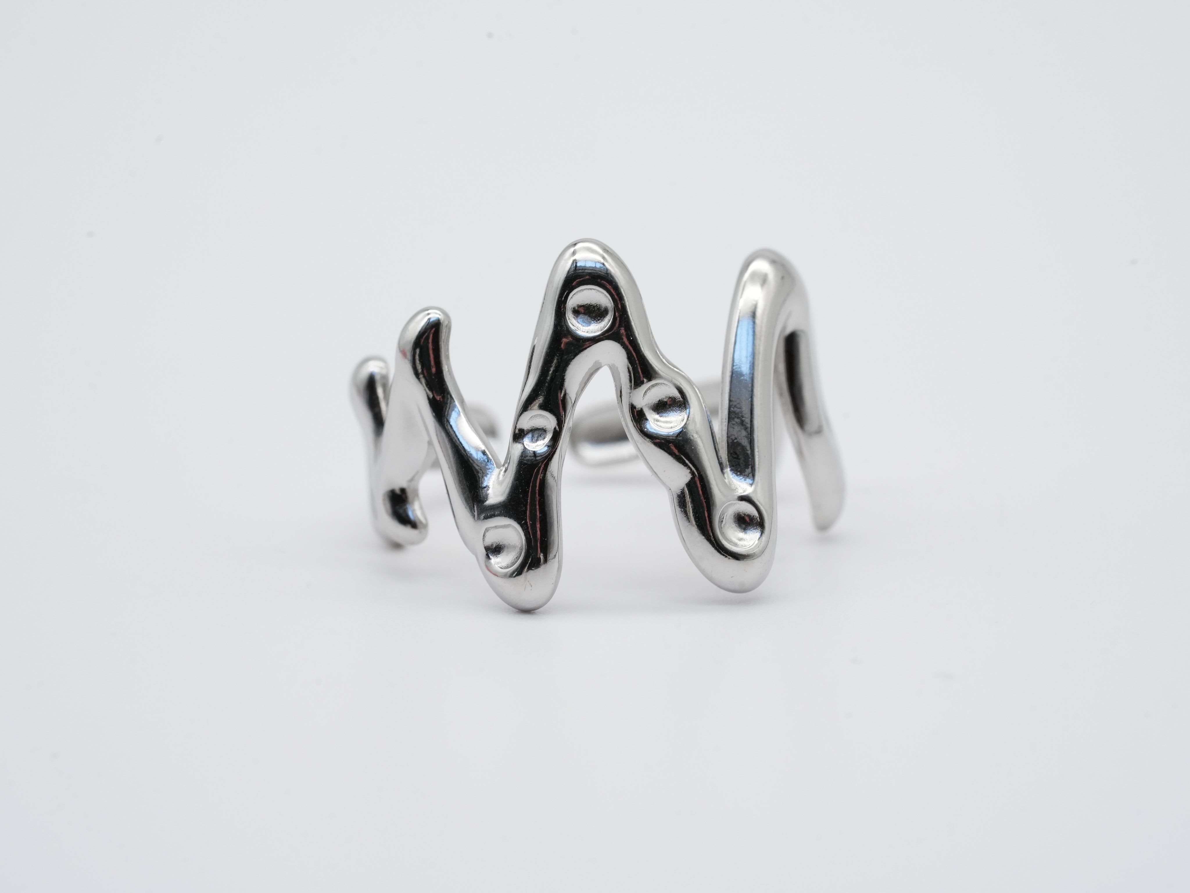 Edelstahlring in organischer Wellenform