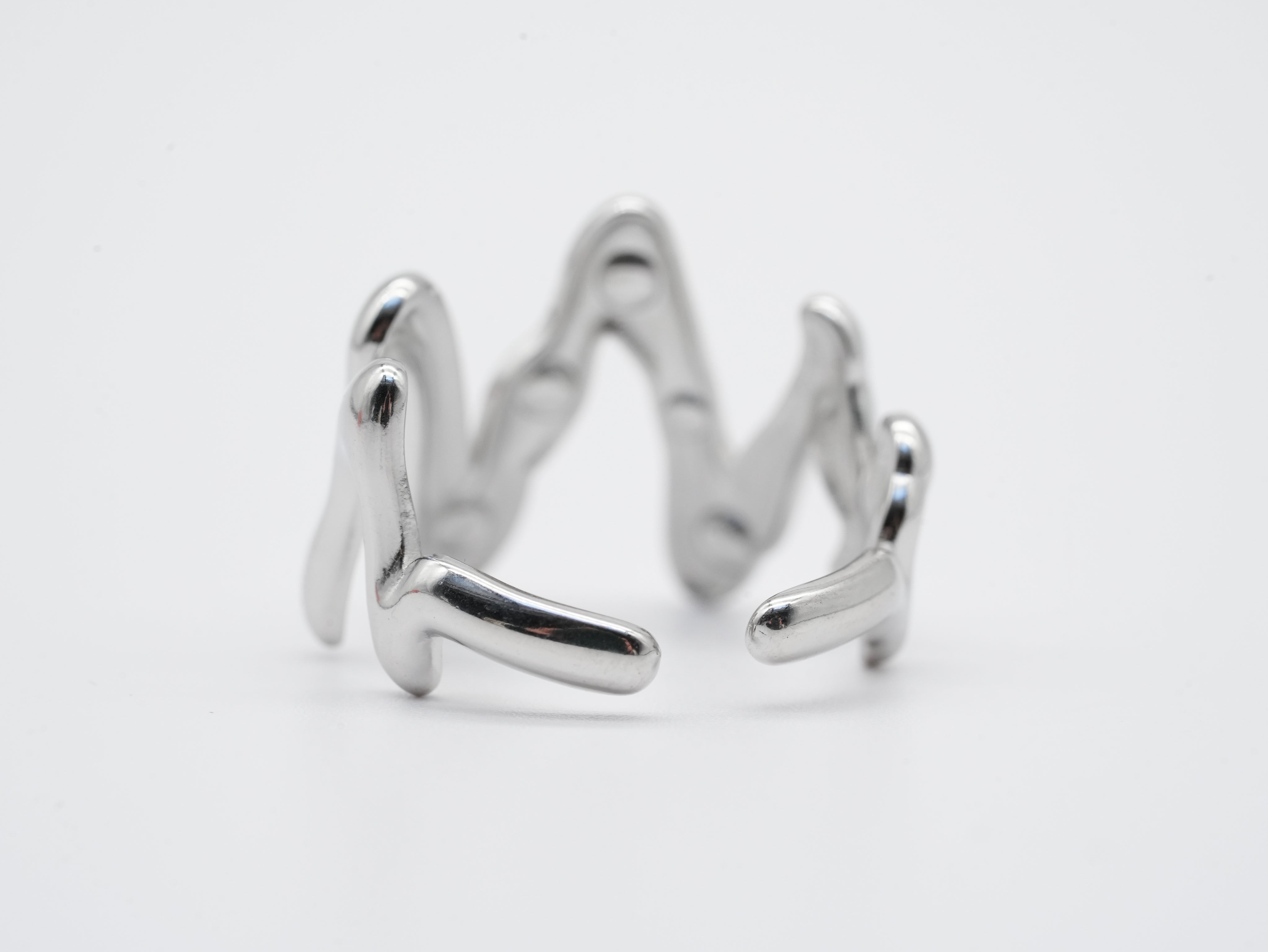 Edelstahlring in organischer Wellenform