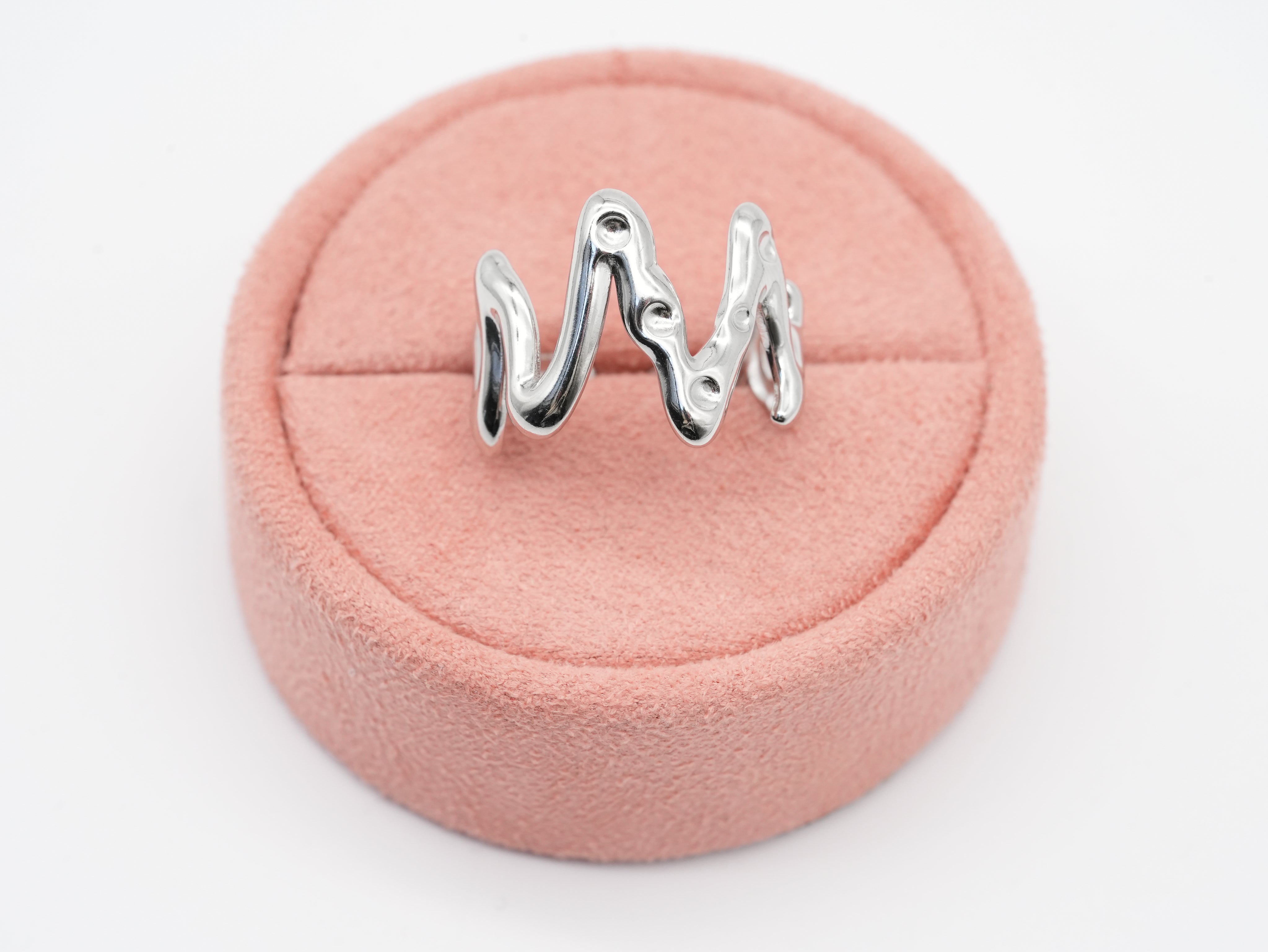 Edelstahlring in organischer Wellenform