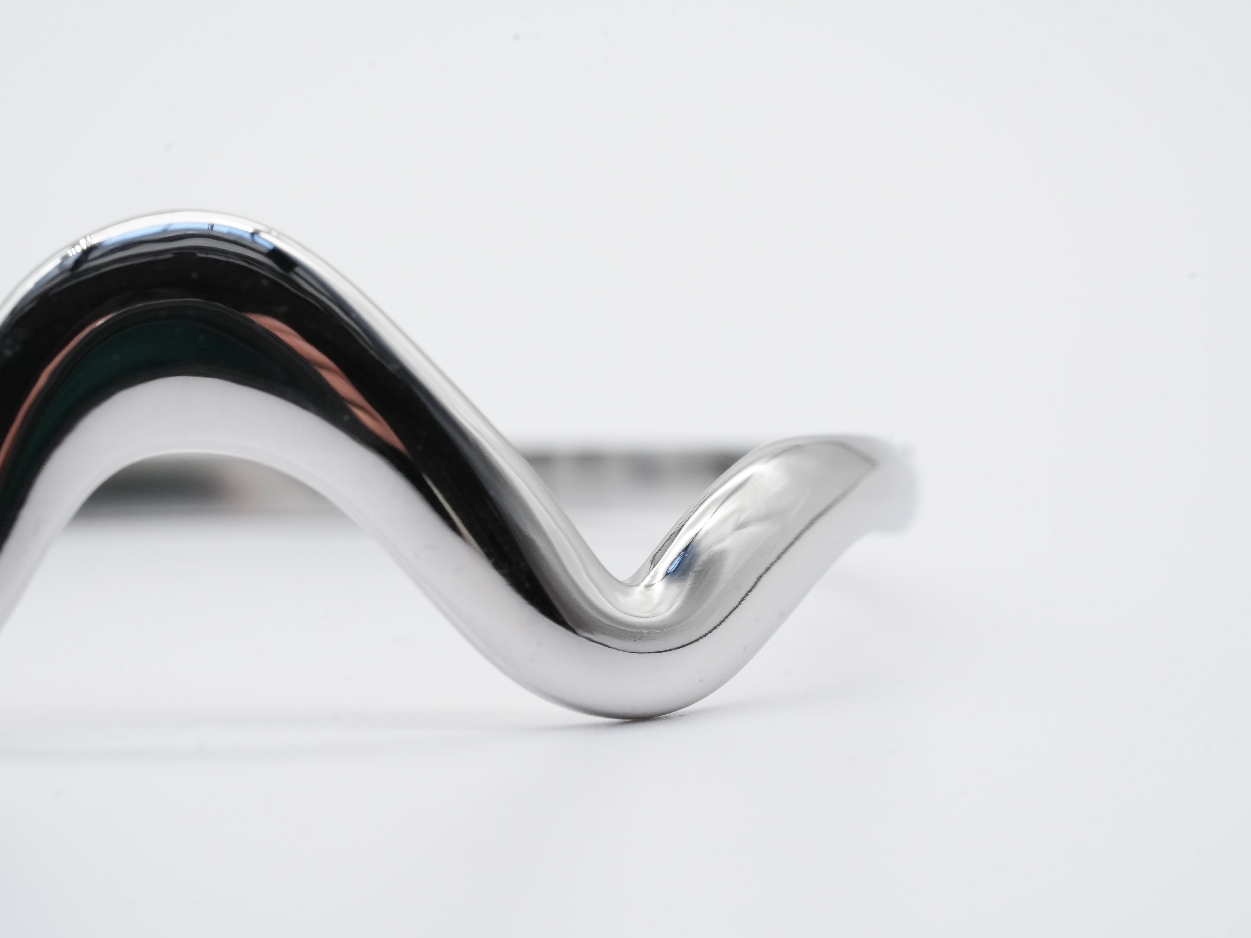 Verstellbarer Edelstahlarmreif in Wellenform