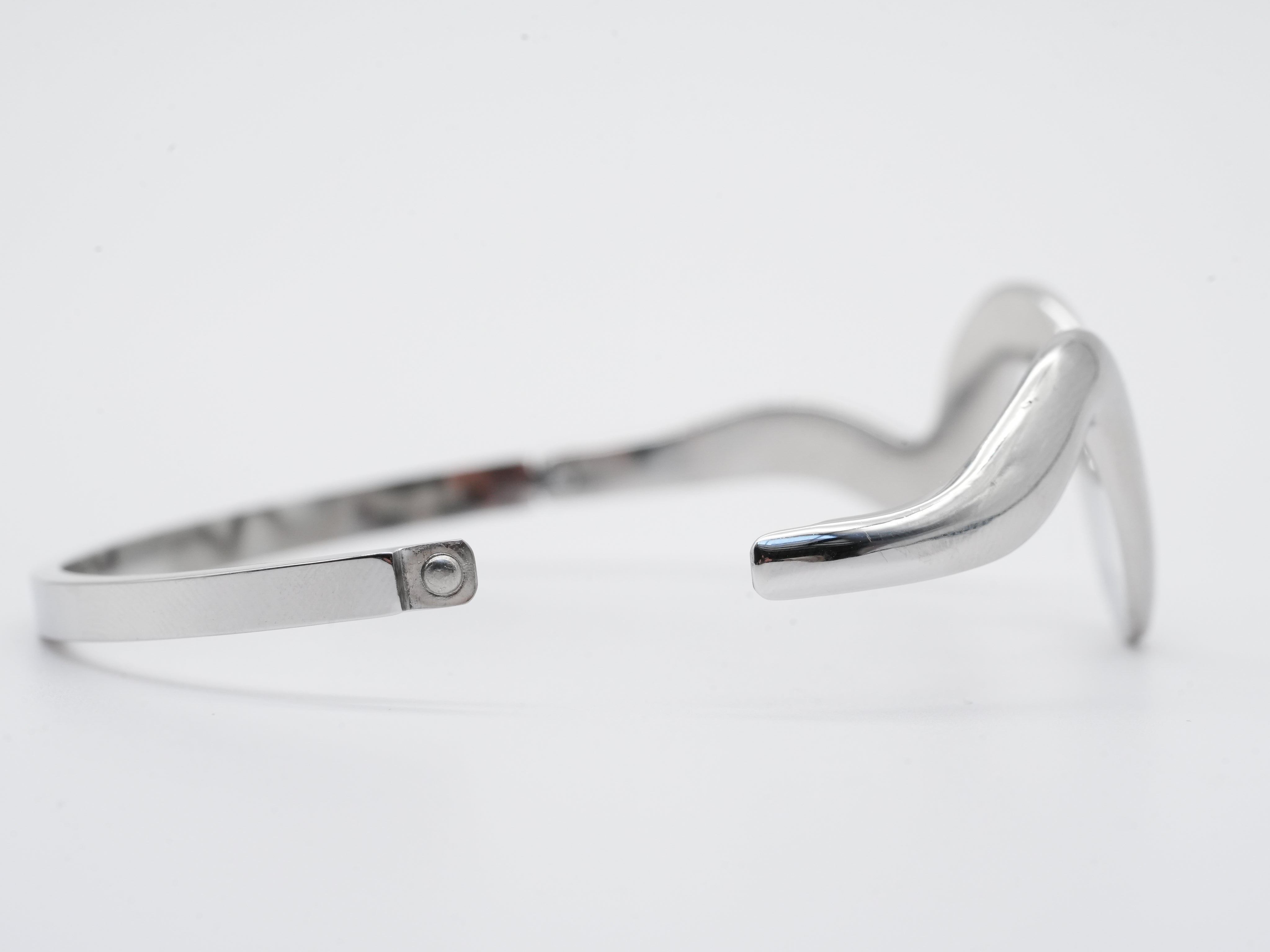 Verstellbarer Edelstahlarmreif in Wellenform