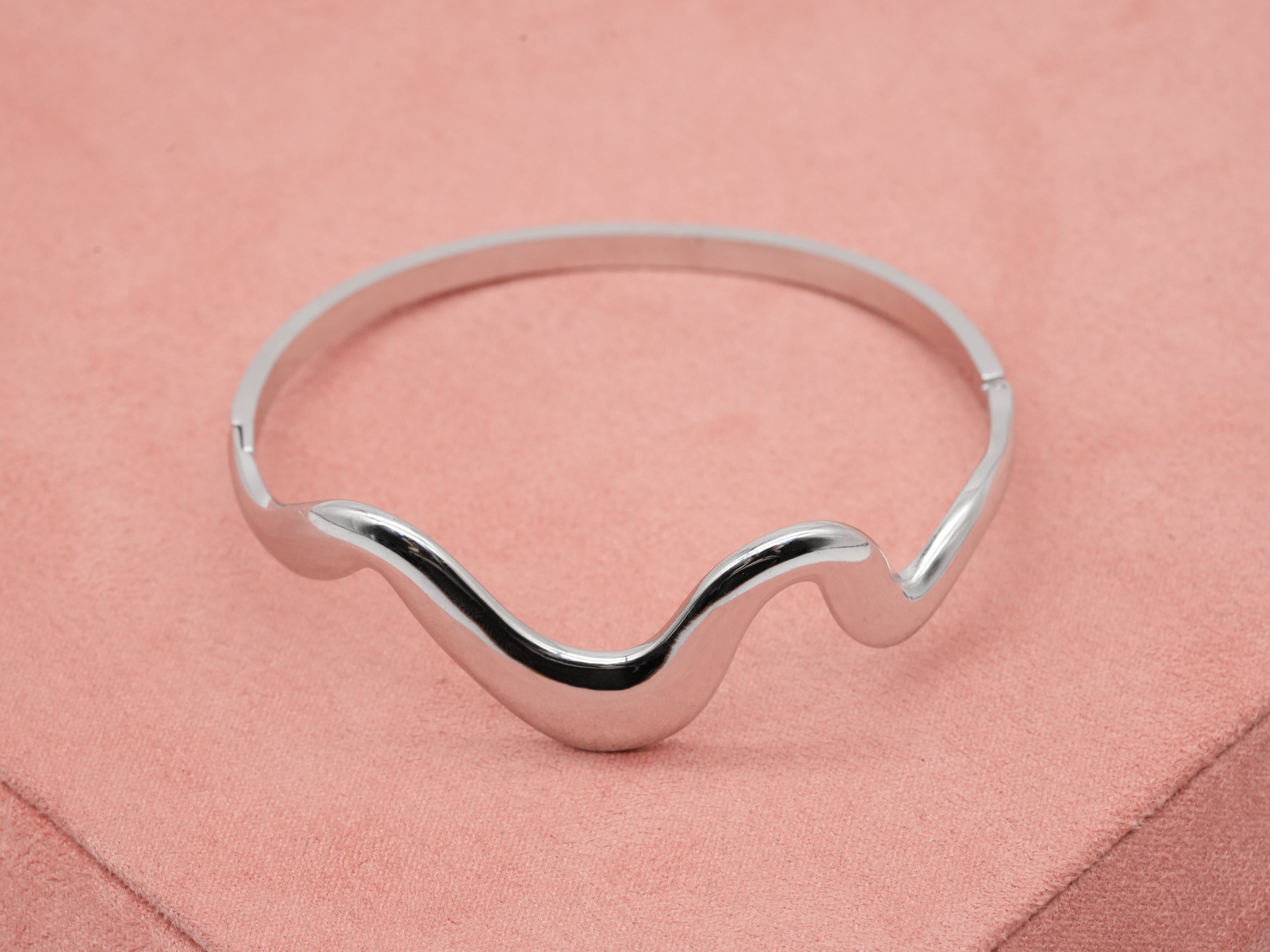 Verstellbarer Edelstahlarmreif in Wellenform Silber