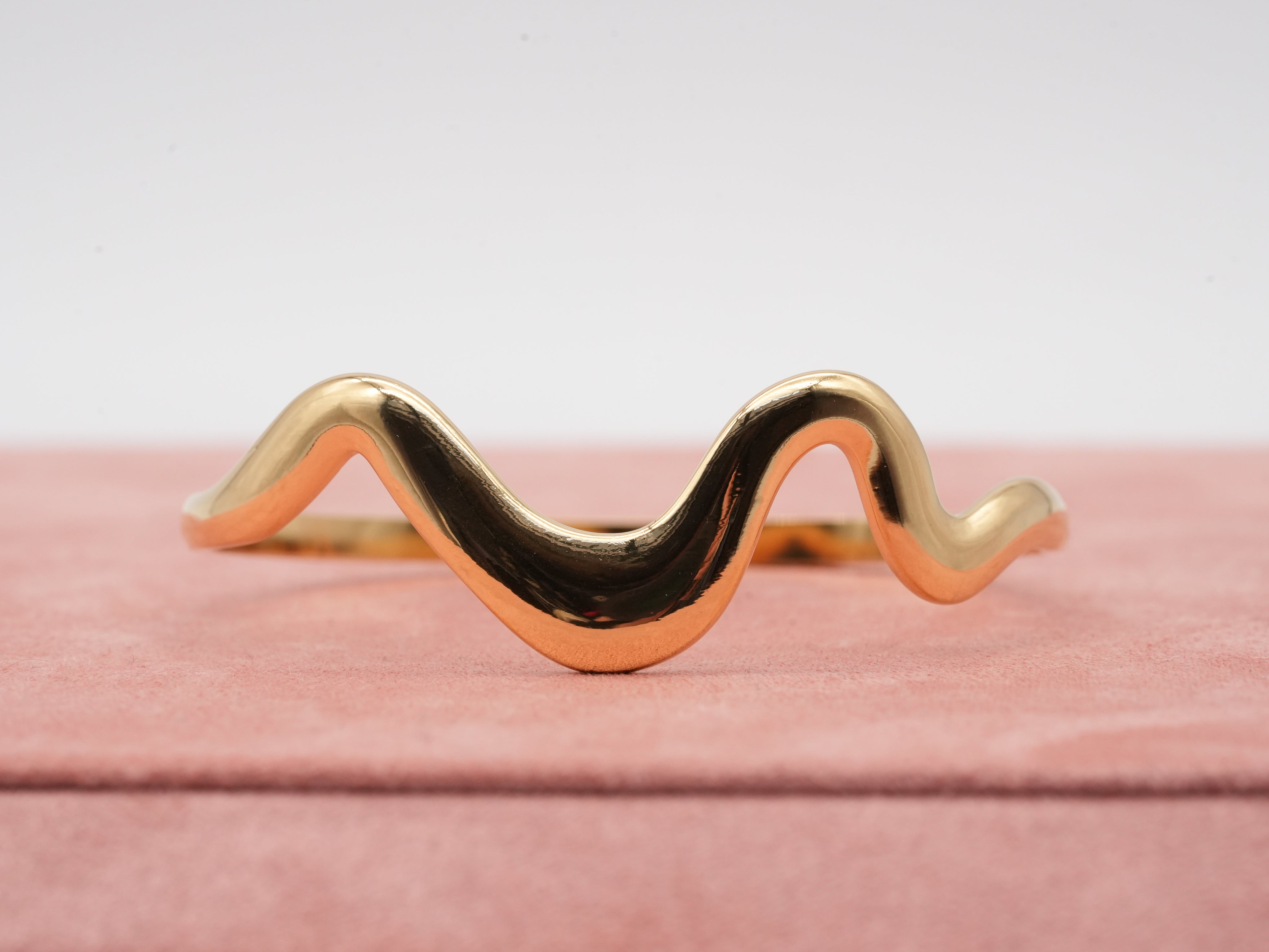 Verstellbarer Edelstahlarmreif in Wellenform Gold