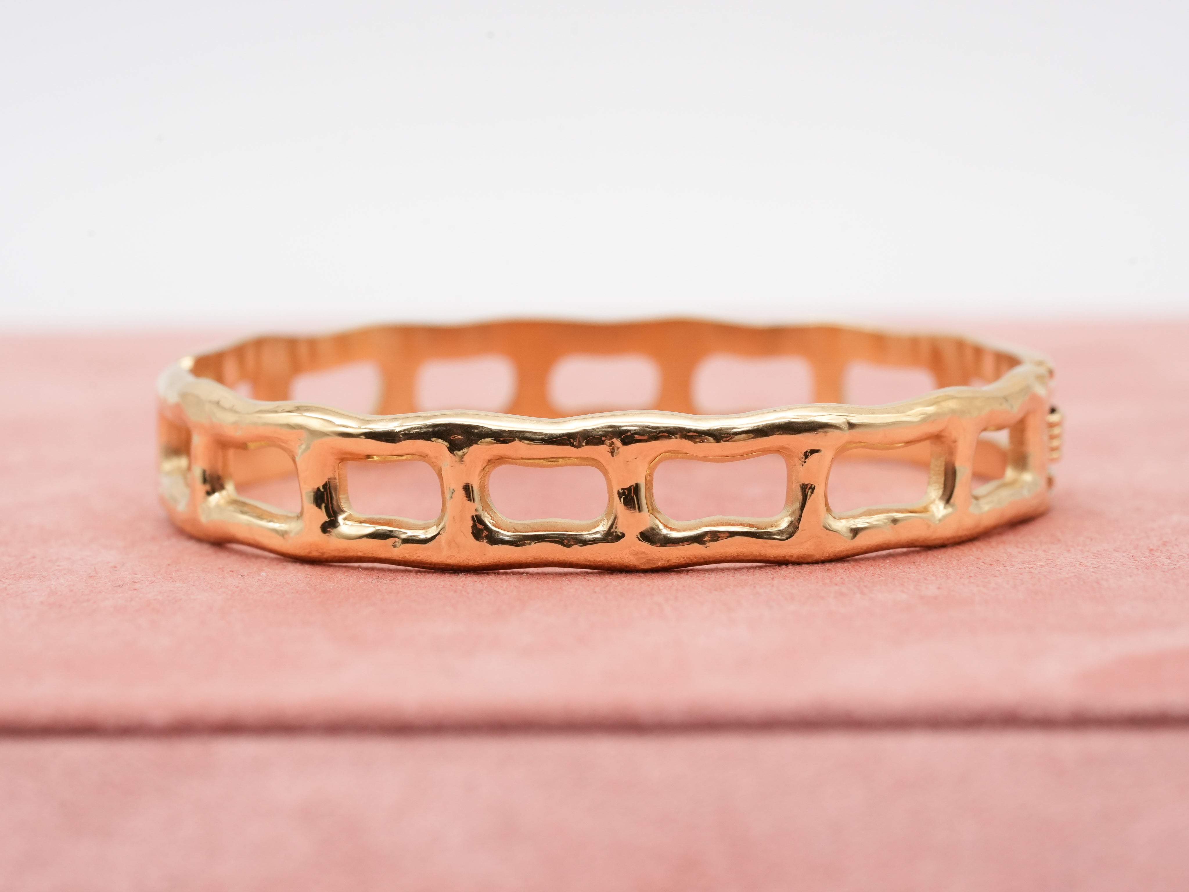 Edelstahlarmreif mit offenem Design