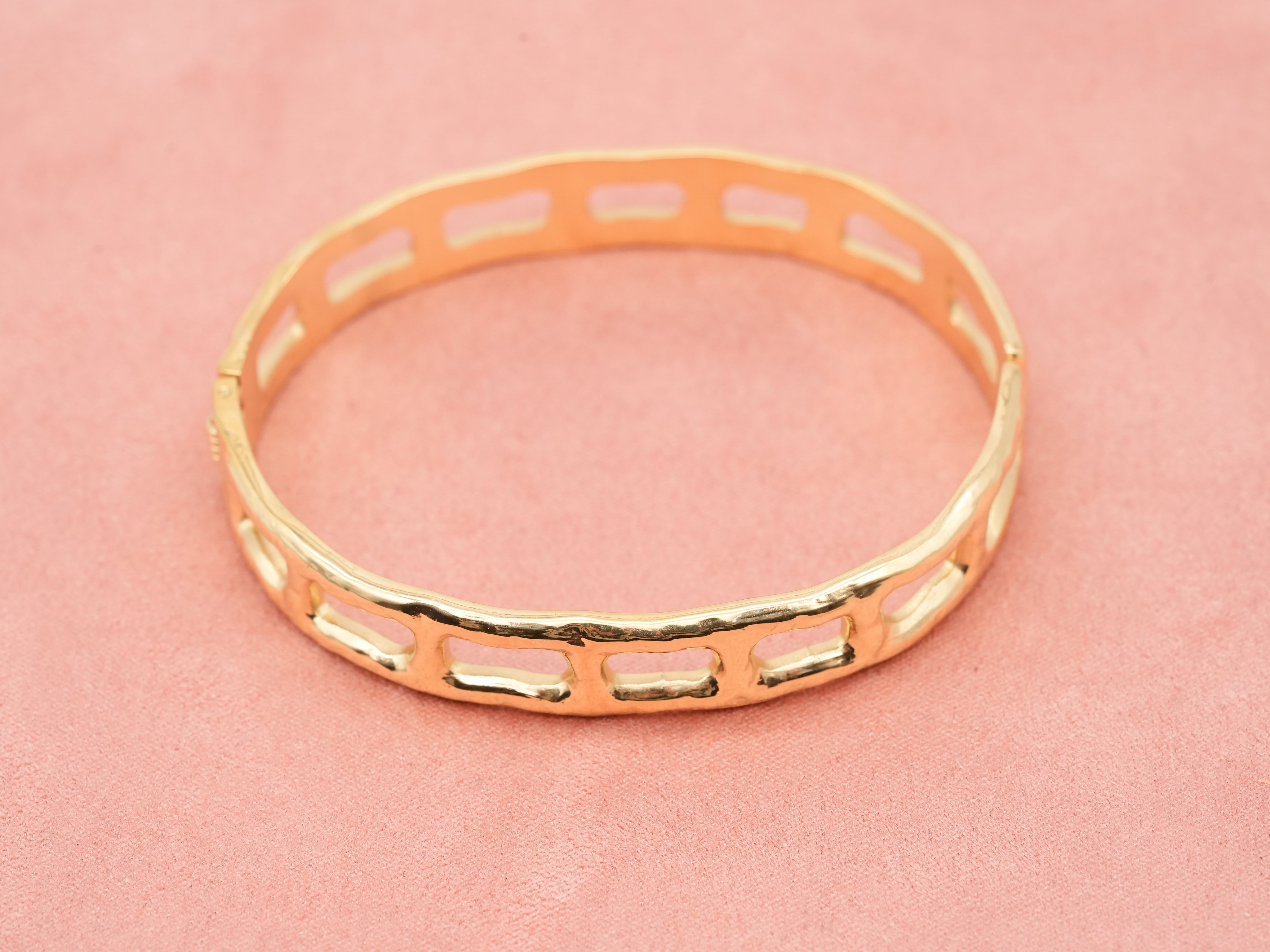 Edelstahlarmreif mit offenem Design