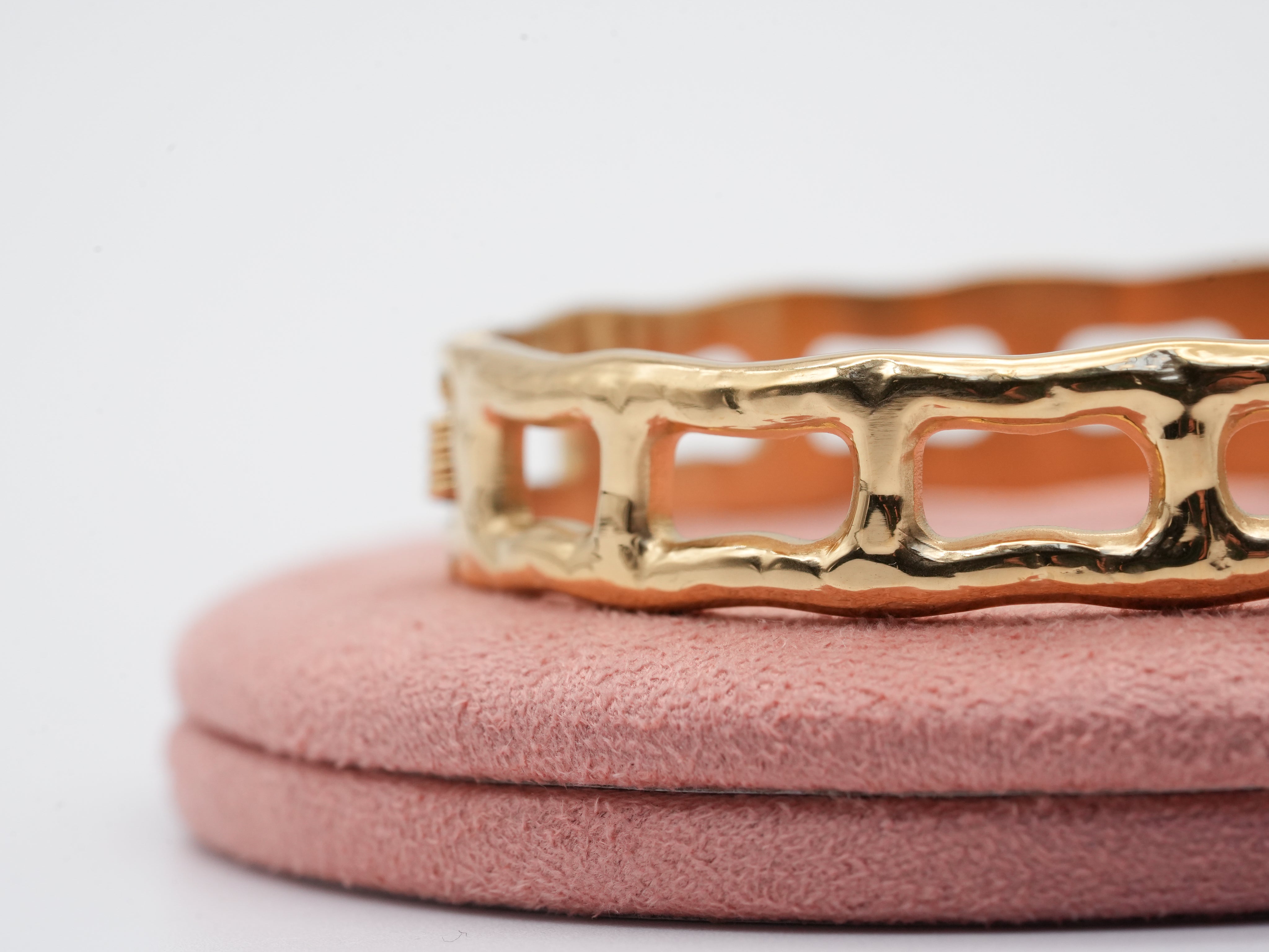 Edelstahlarmreif mit offenem Design