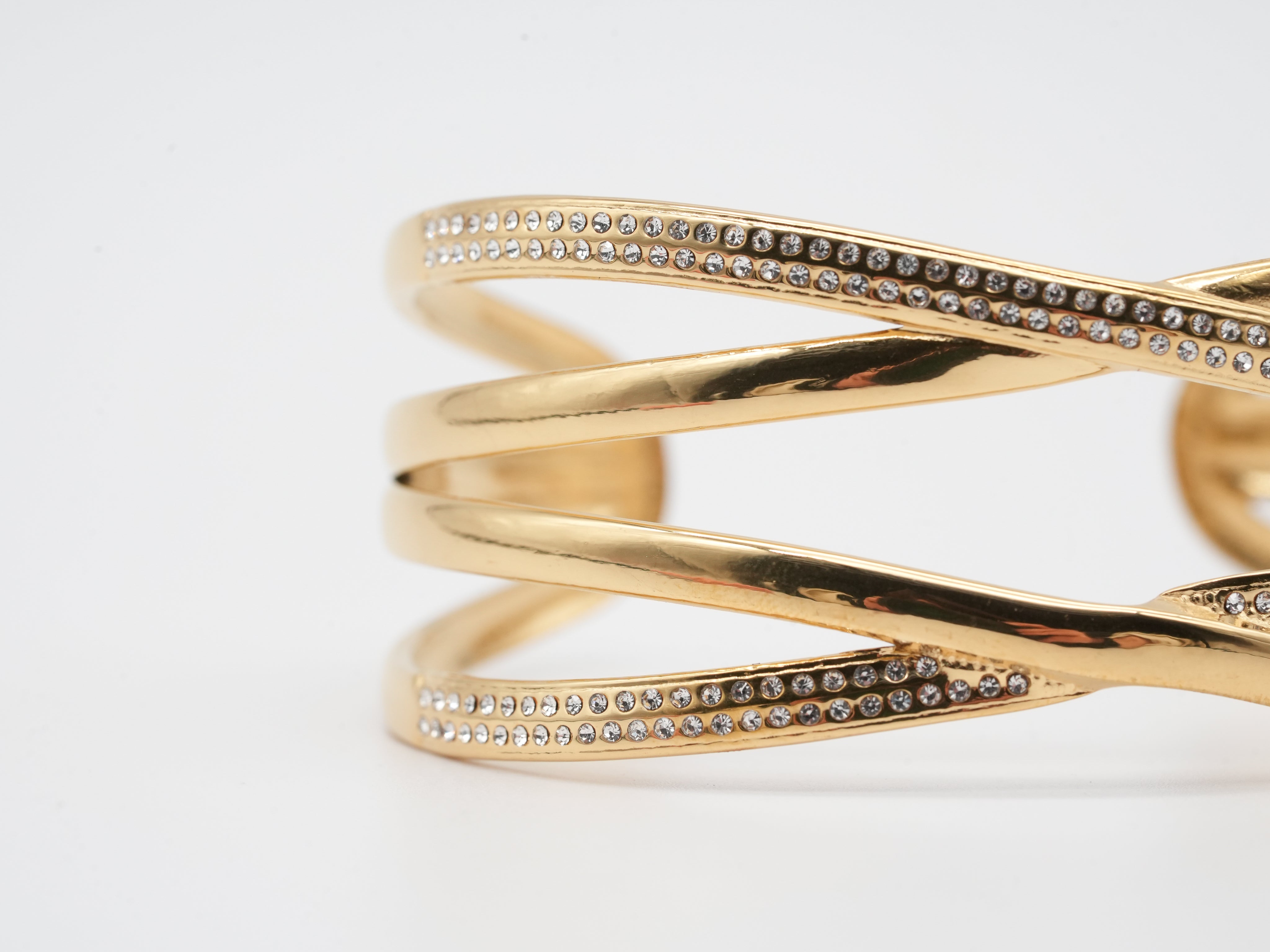 Edelstahlarmreif mit Strassdetails