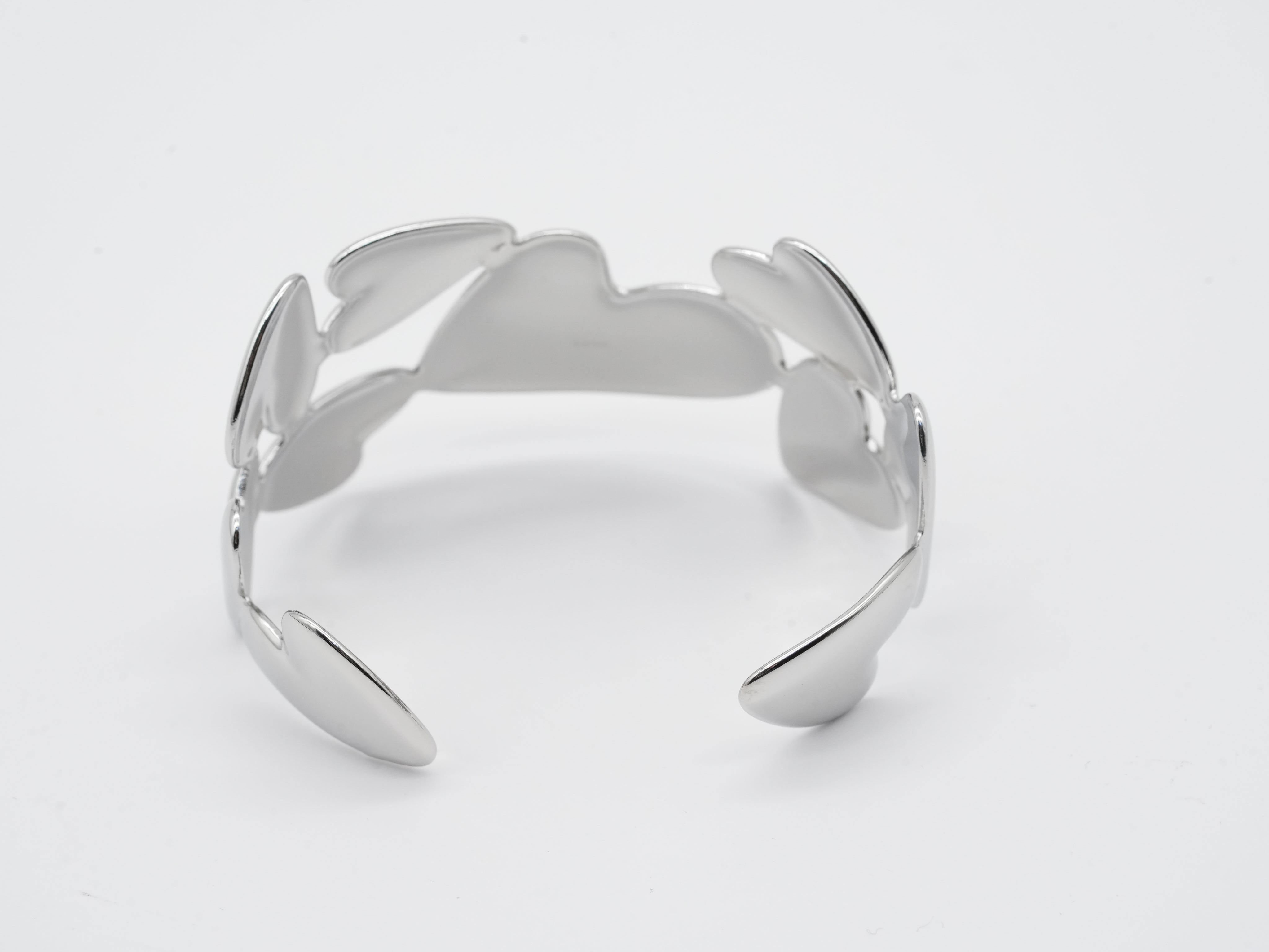 Edelstahlarmreif mit Herzdesign