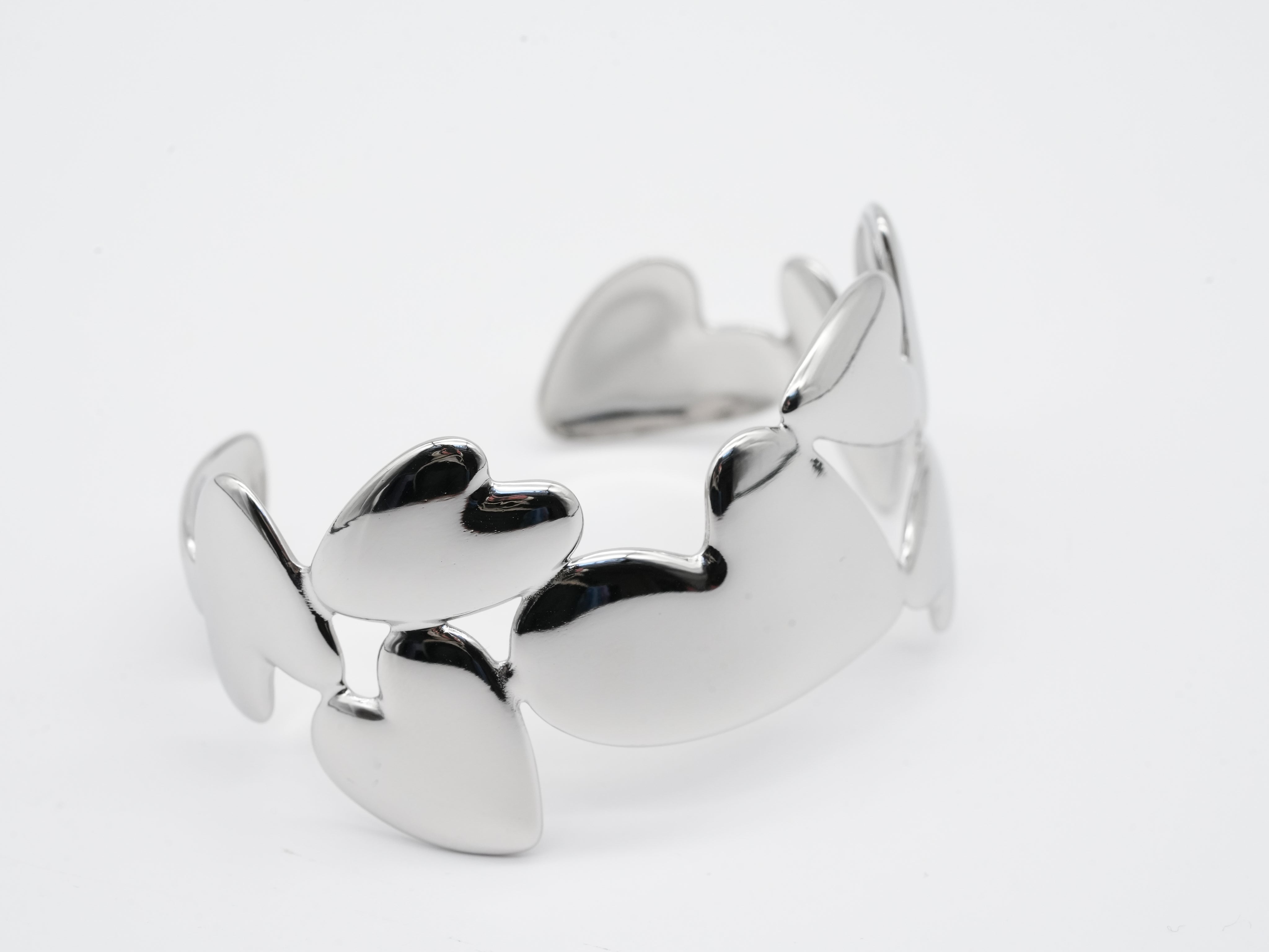 Edelstahlarmreif mit Herzdesign