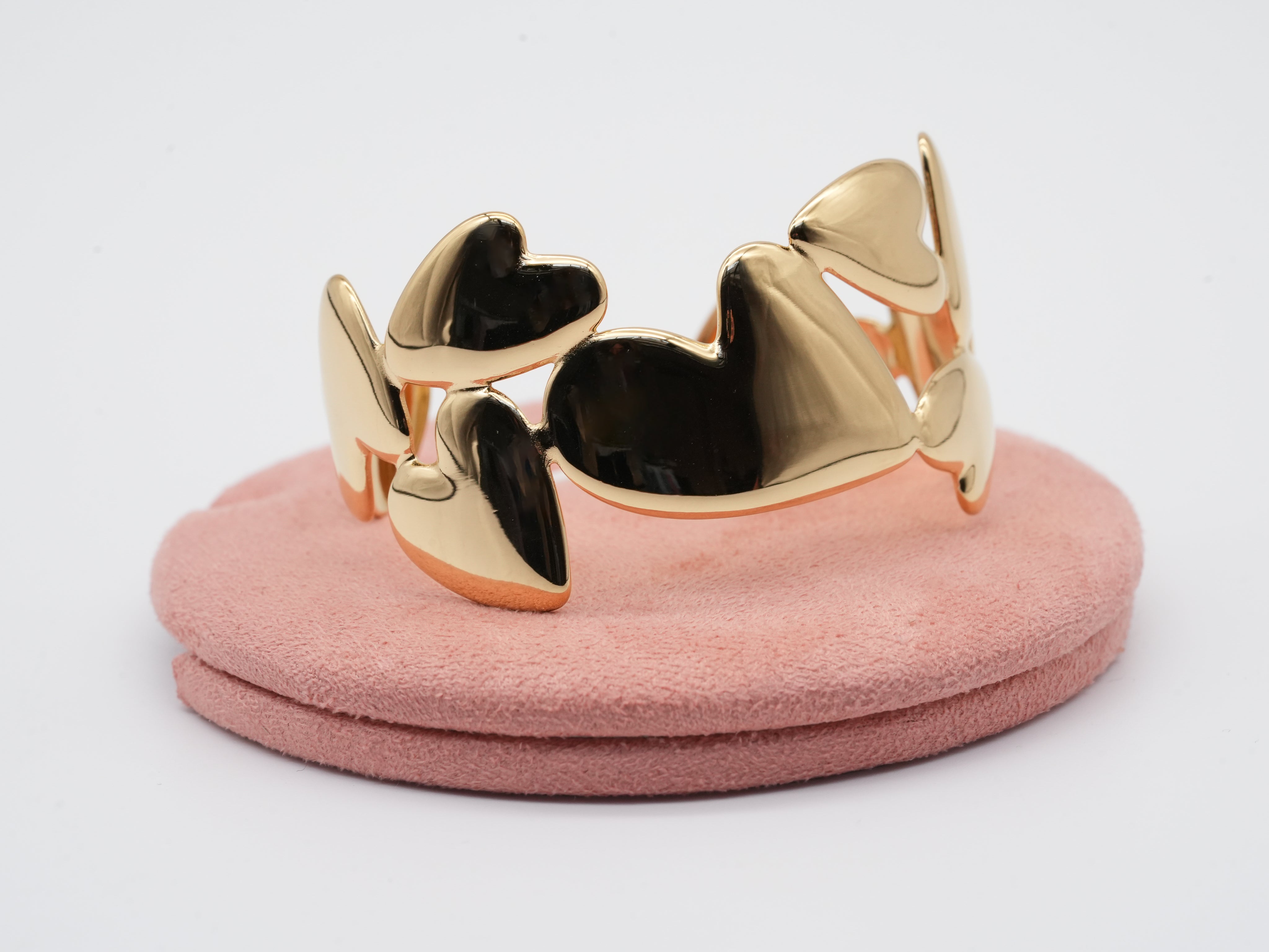 Edelstahlarmreif mit Herzdesign Gold