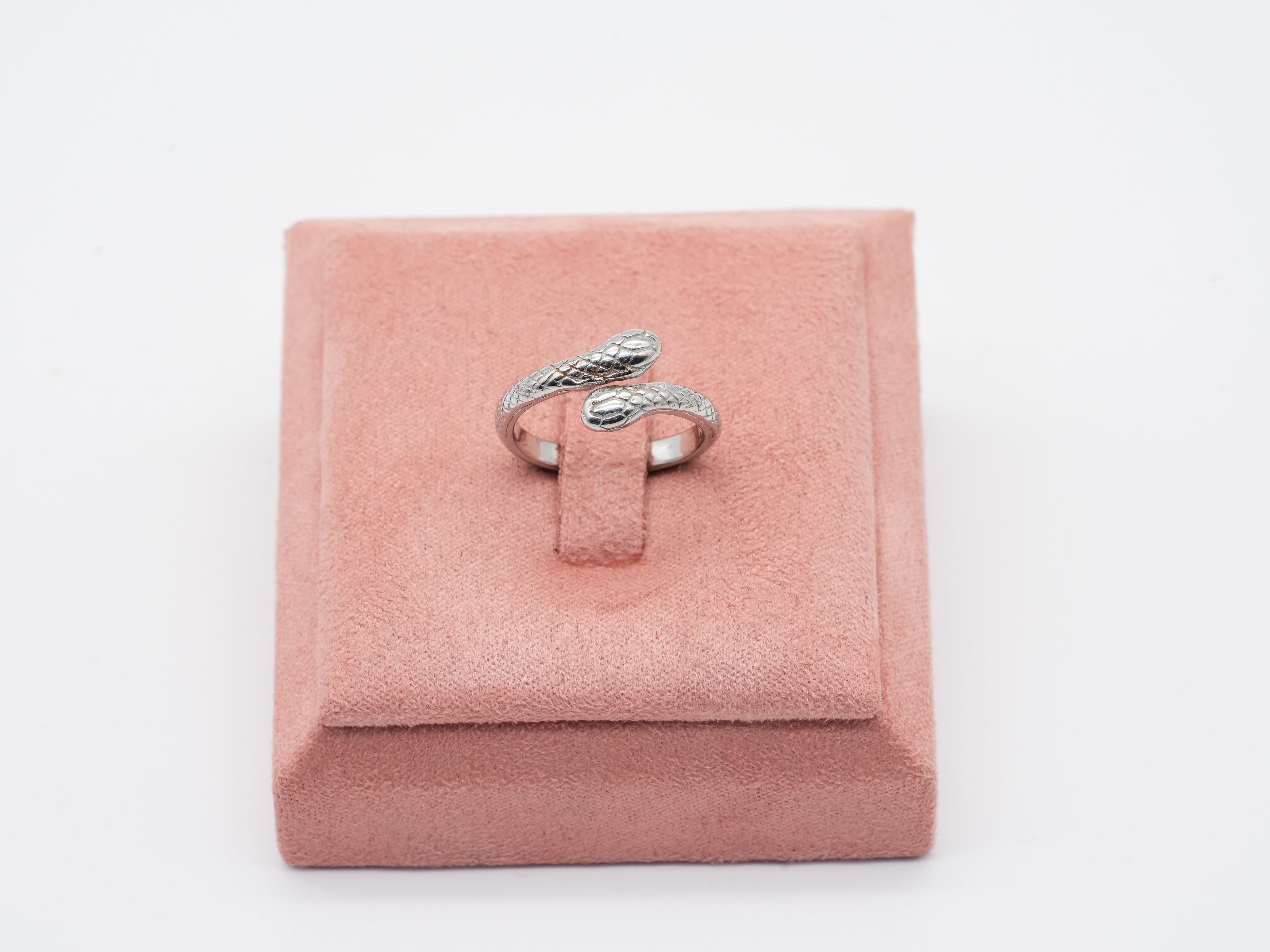 Silberner Edelstahlring im Schlangenmotiv