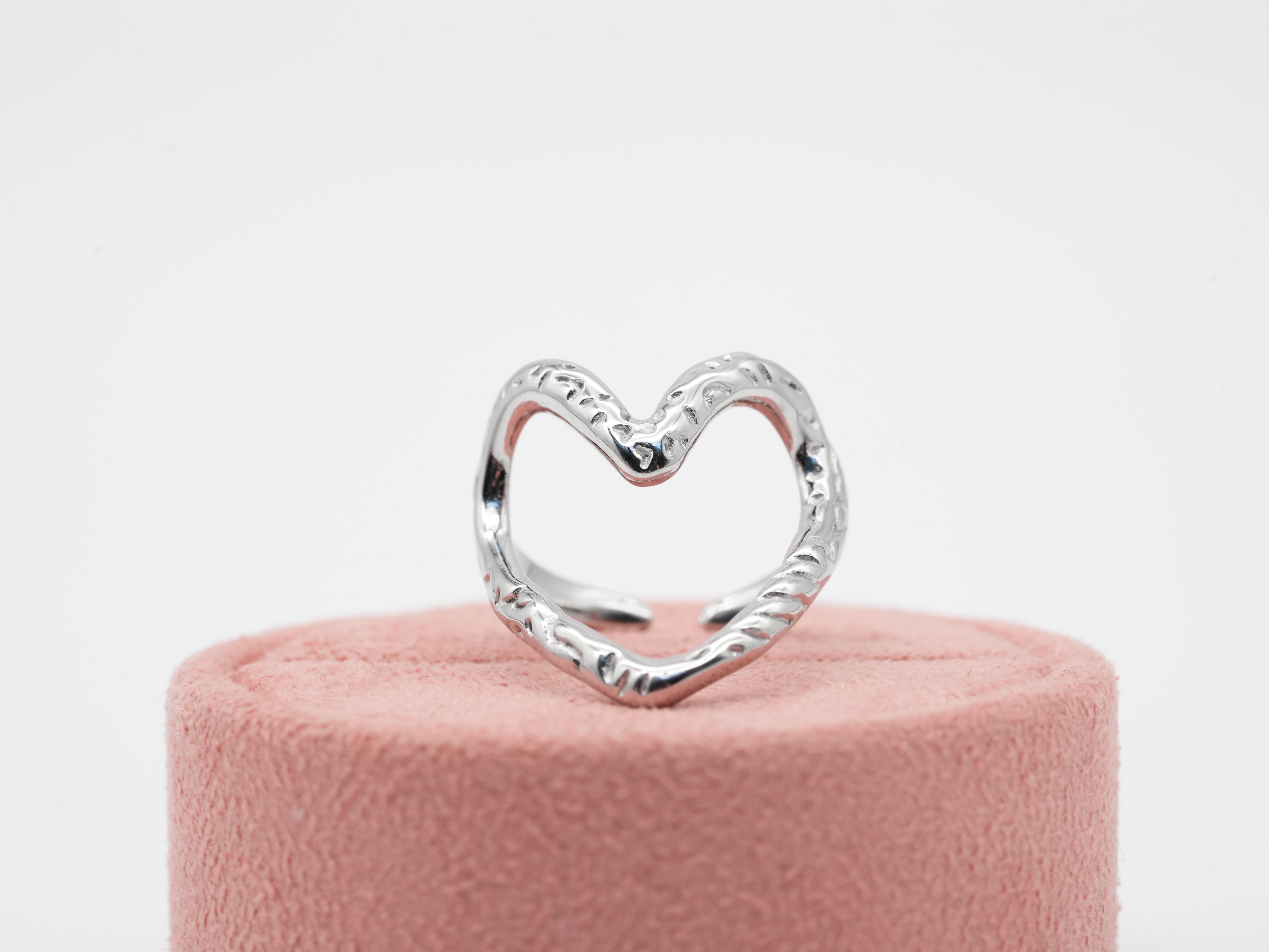 Silberner Edelstahlring als verschnörkeltes Herz