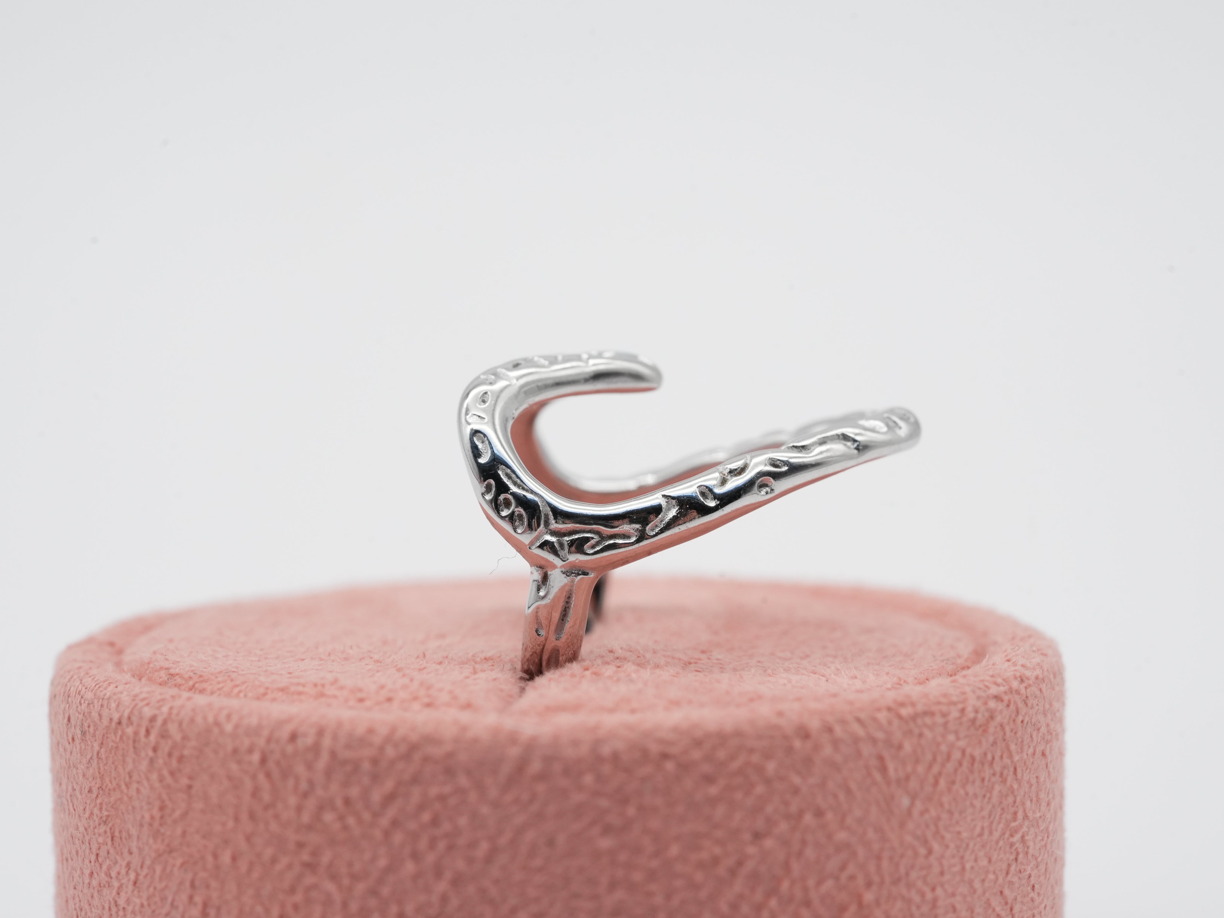 Silberner Edelstahlring als verschnörkeltes Herz