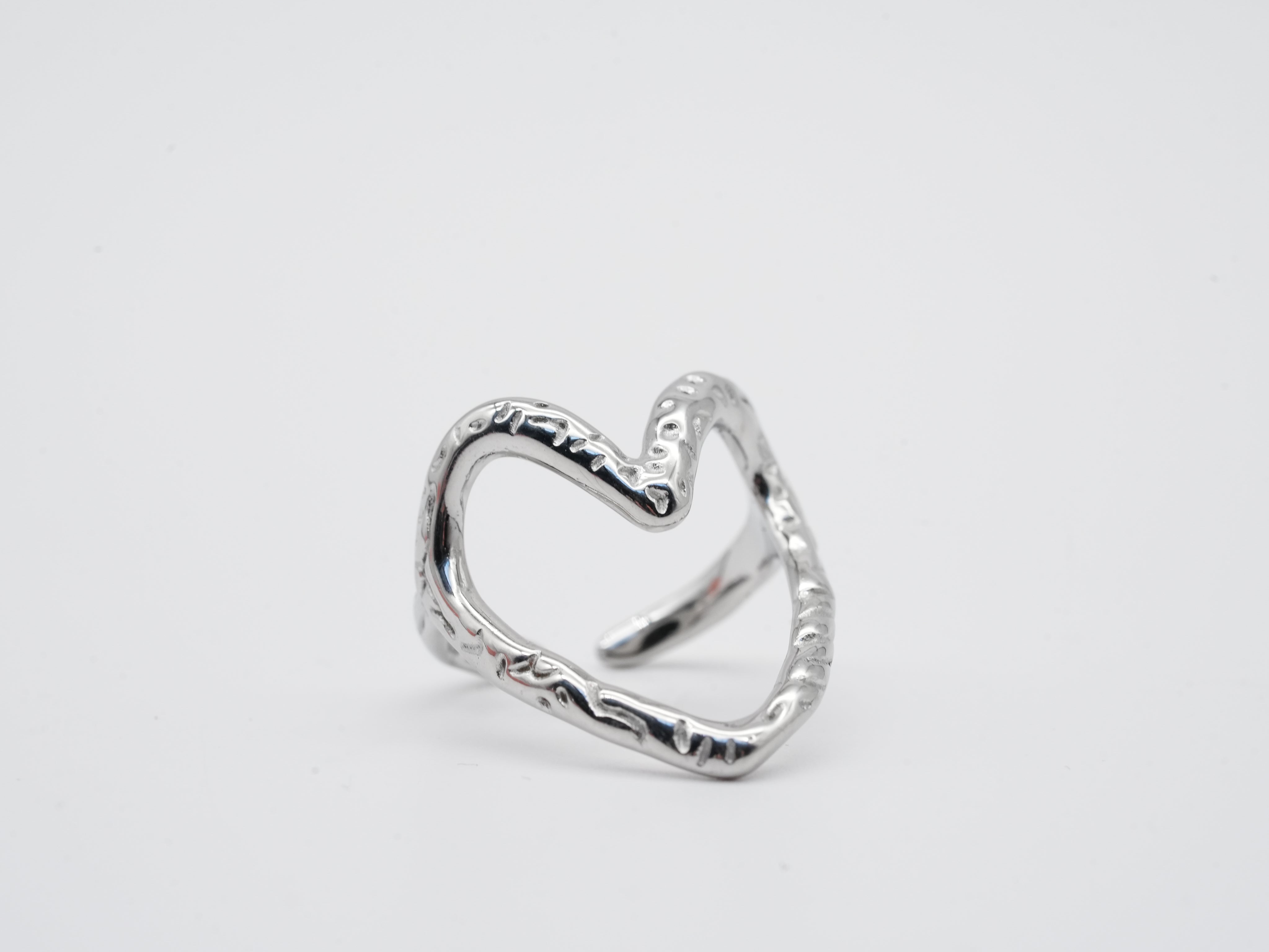 Silberner Edelstahlring als verschnörkeltes Herz