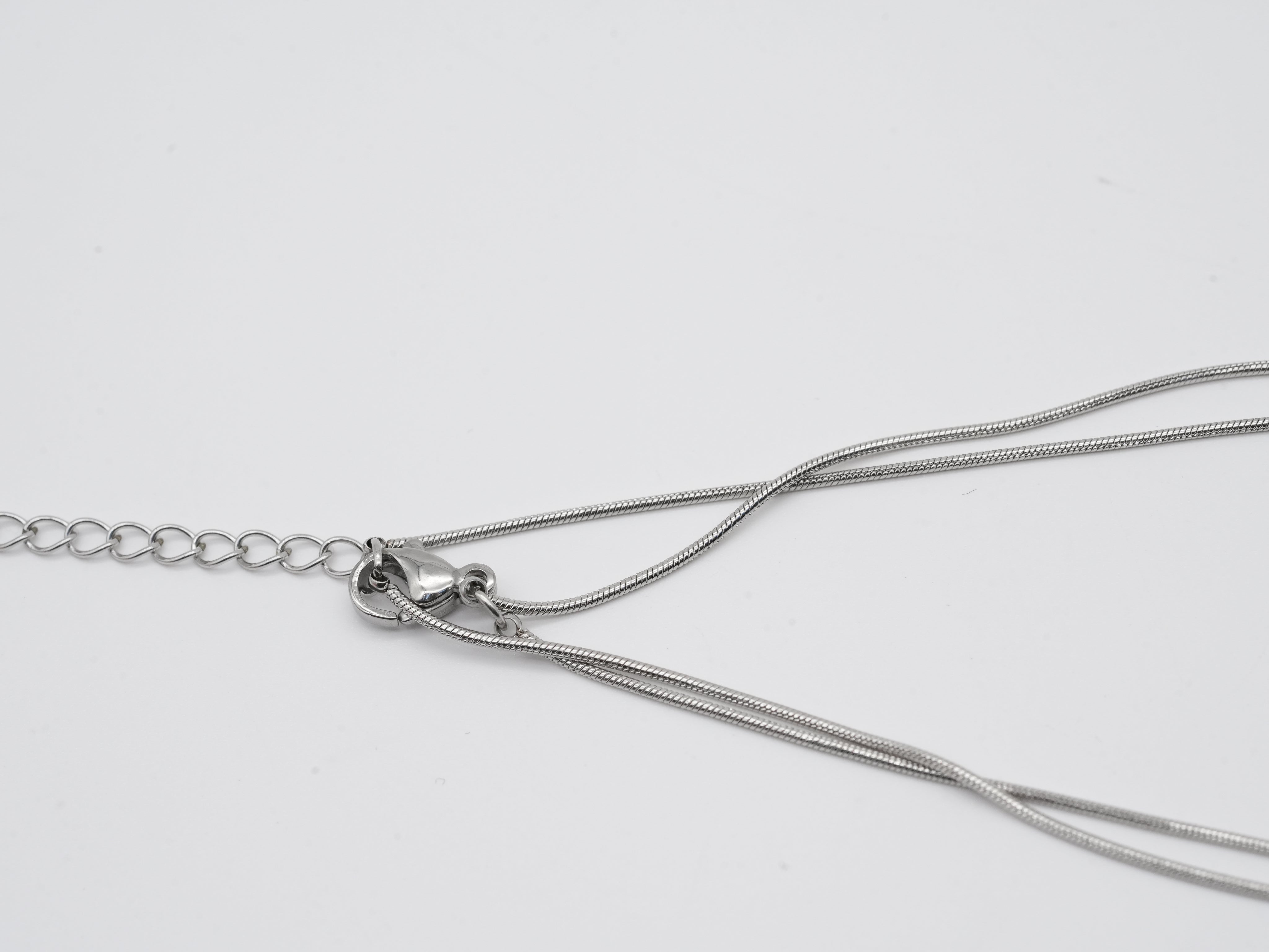 Edelstahlhalskette mit Herzdetails