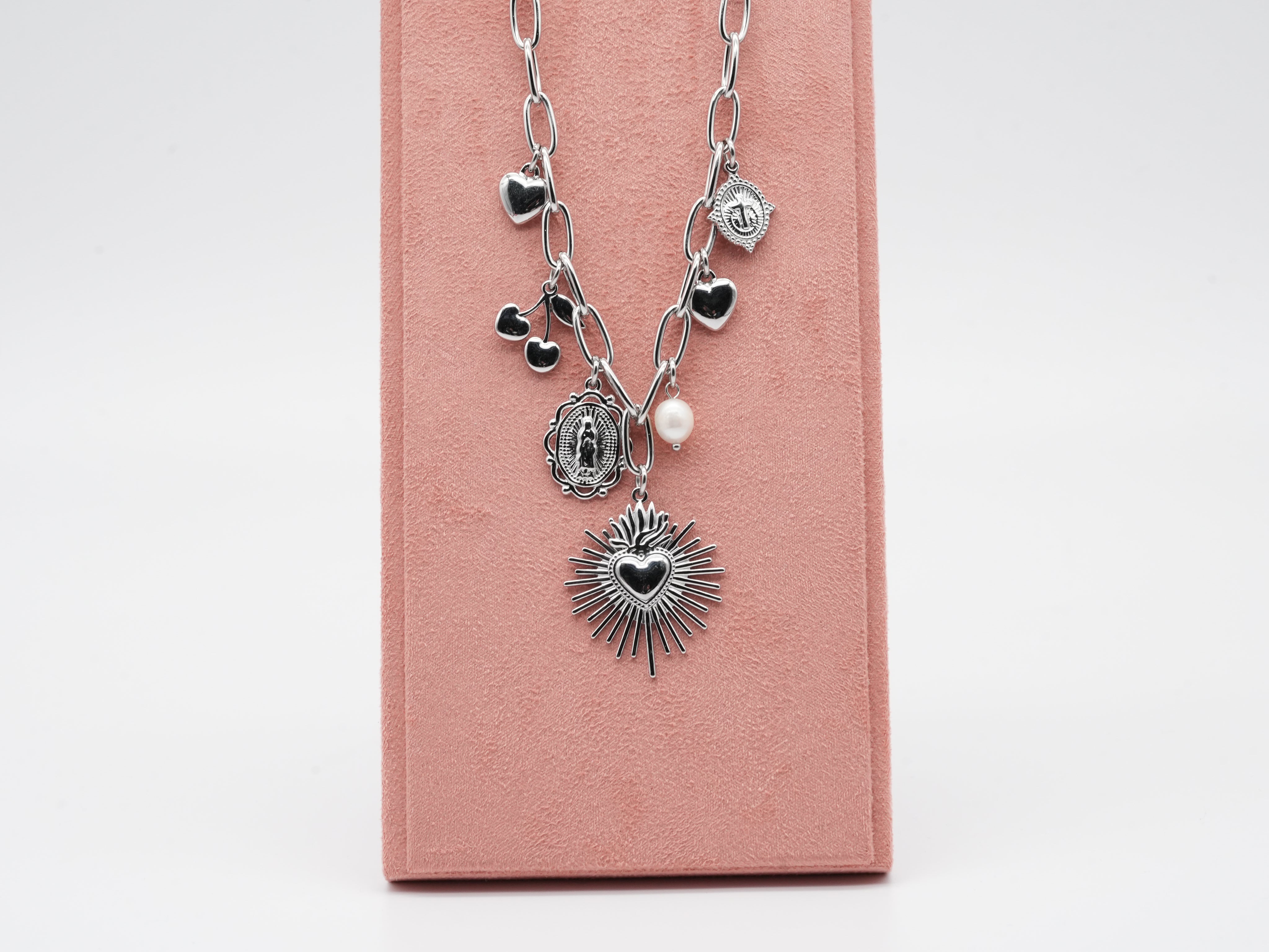 Edelstahlhalskette mit Herz-, Medaillon- & Perlenanhängern