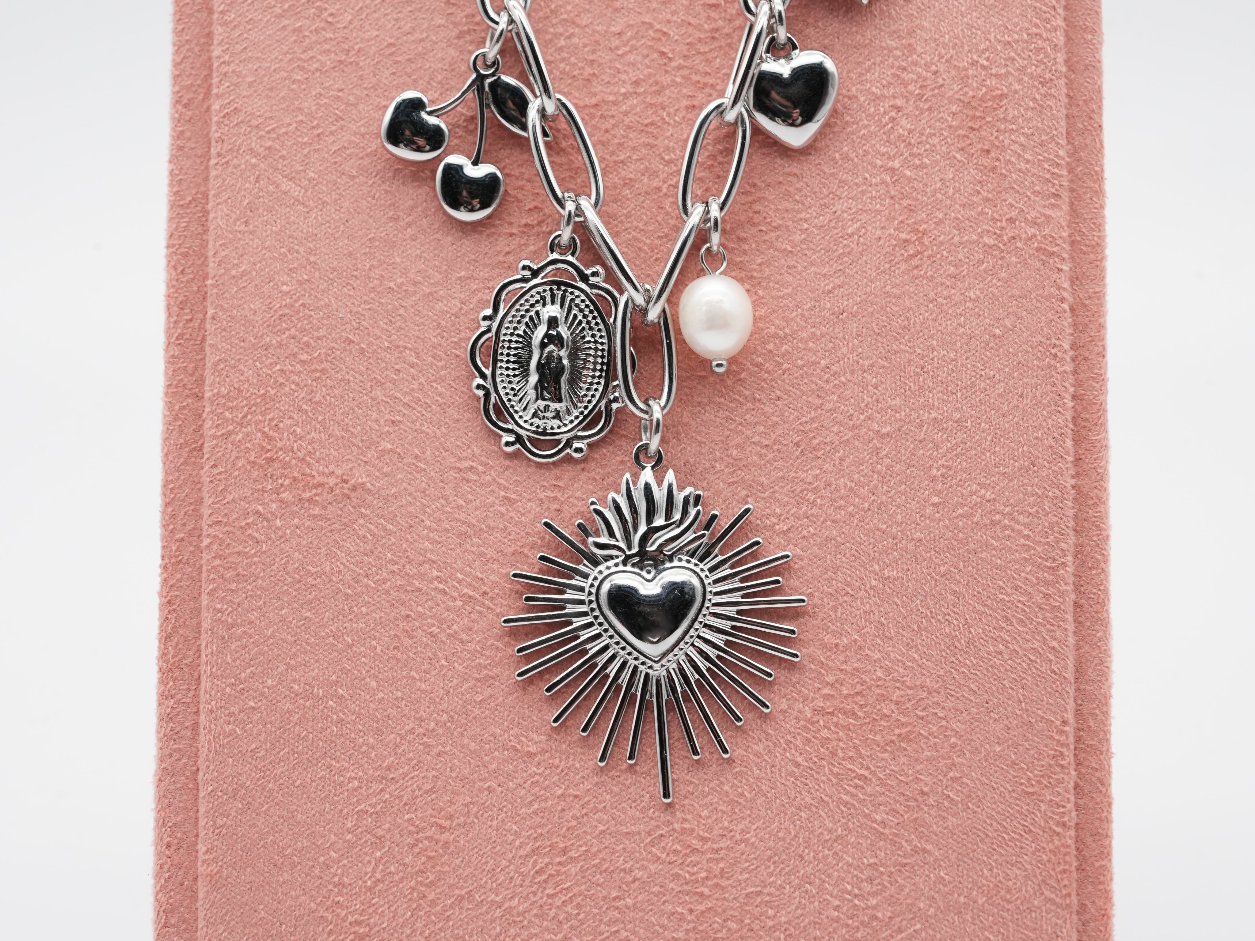 Edelstahlhalskette mit Herz-, Medaillon- & Perlenanhängern