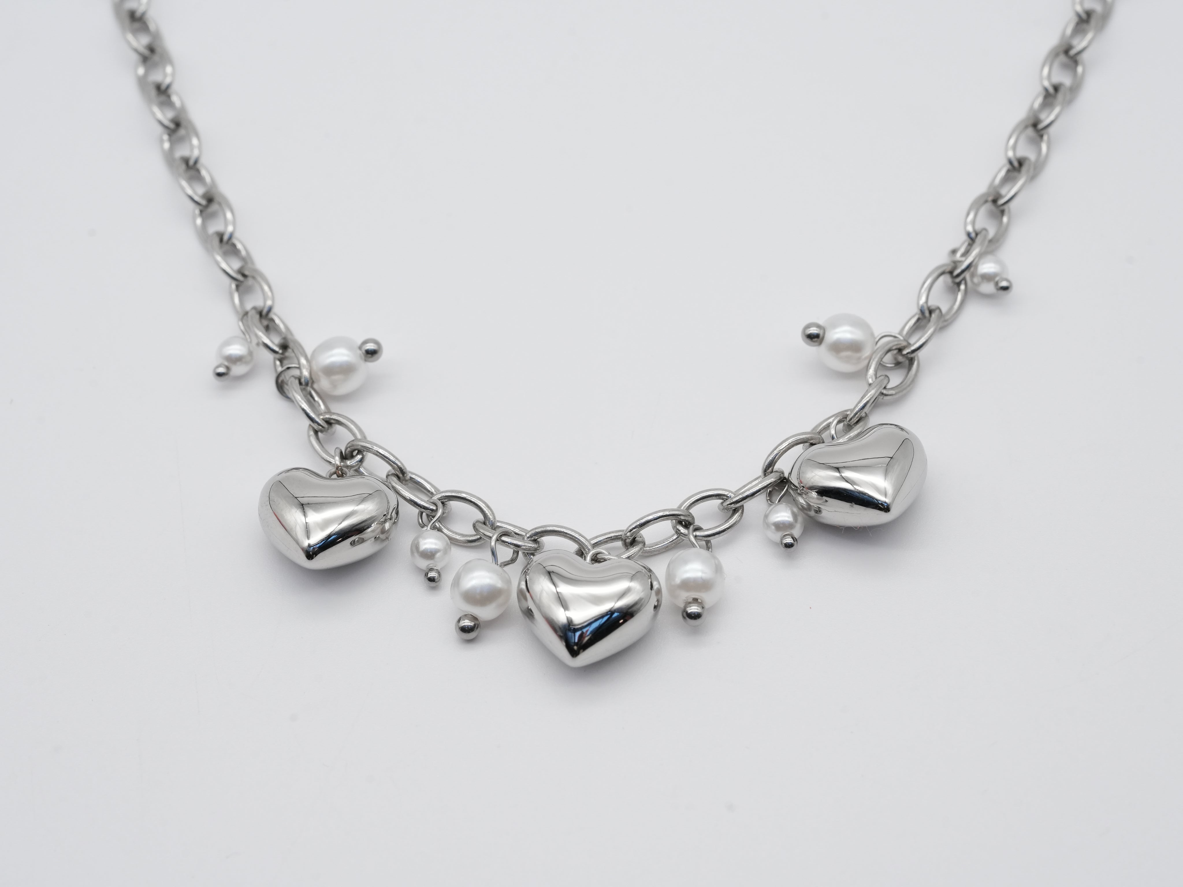 Edelstahlhalskette mit Herzen & Perlen