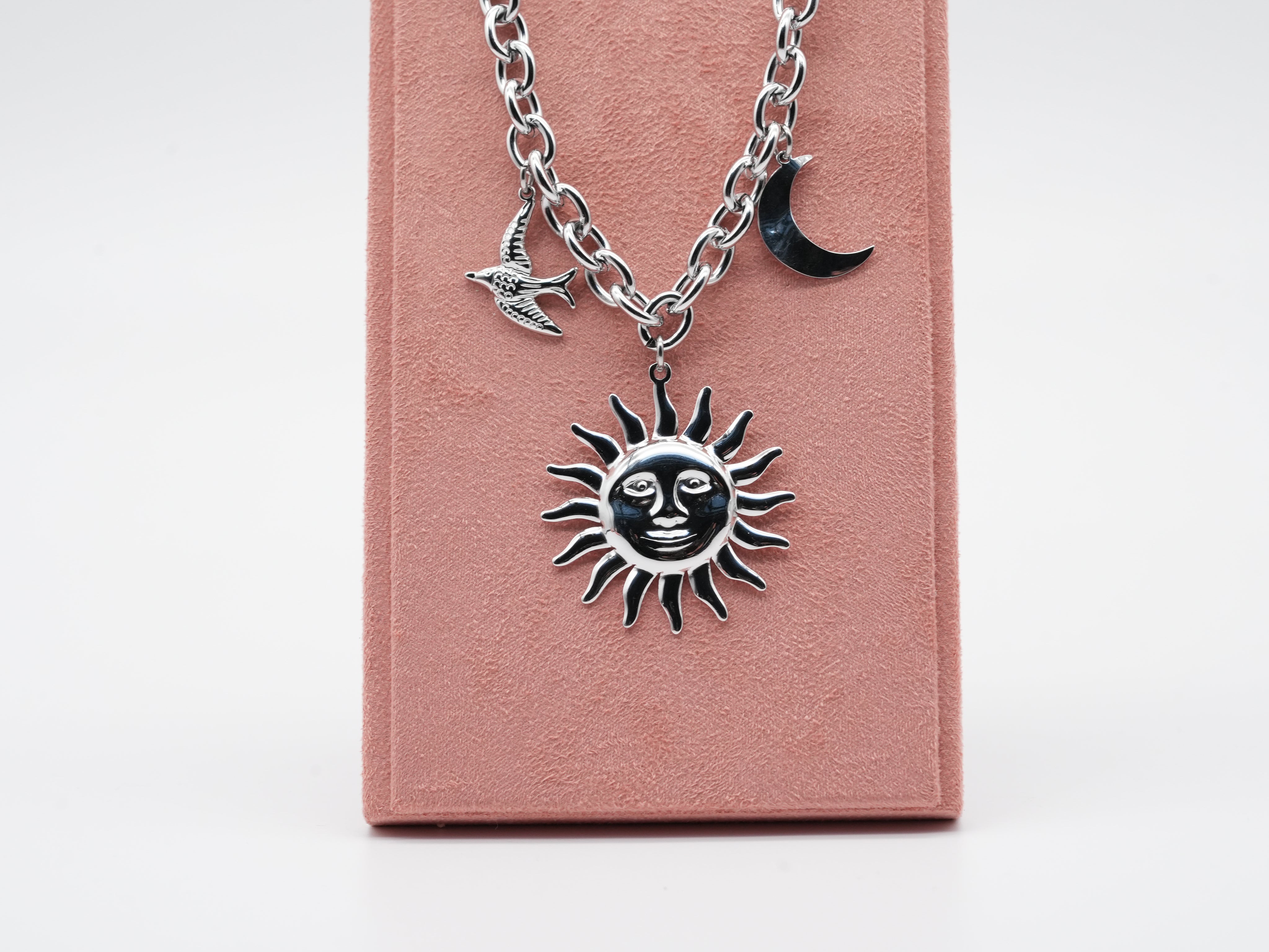Edelstahlhalskette mit Sonnen-, Mond- & Schwalbenanhängern