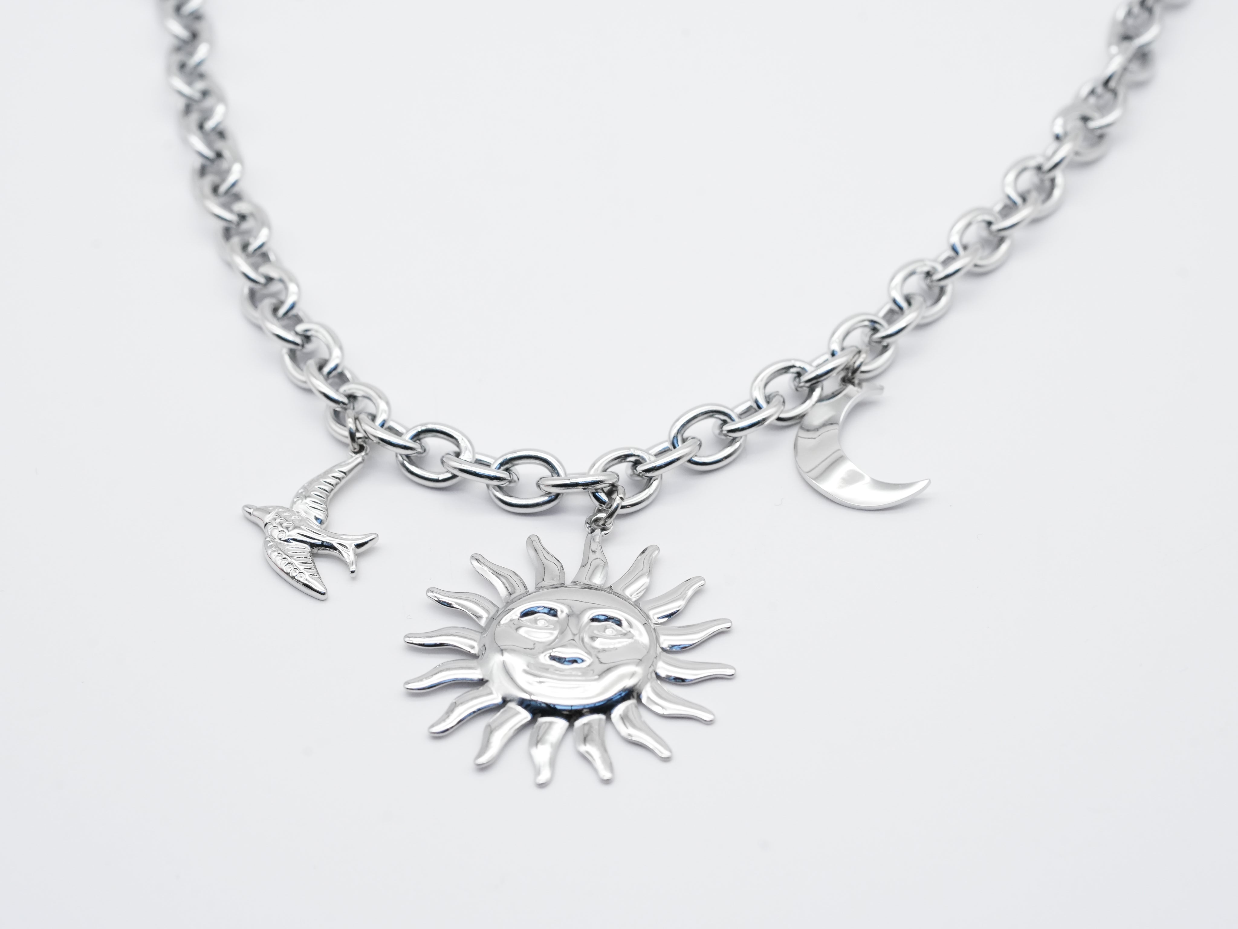 Edelstahlhalskette mit Sonnen-, Mond- & Schwalbenanhängern