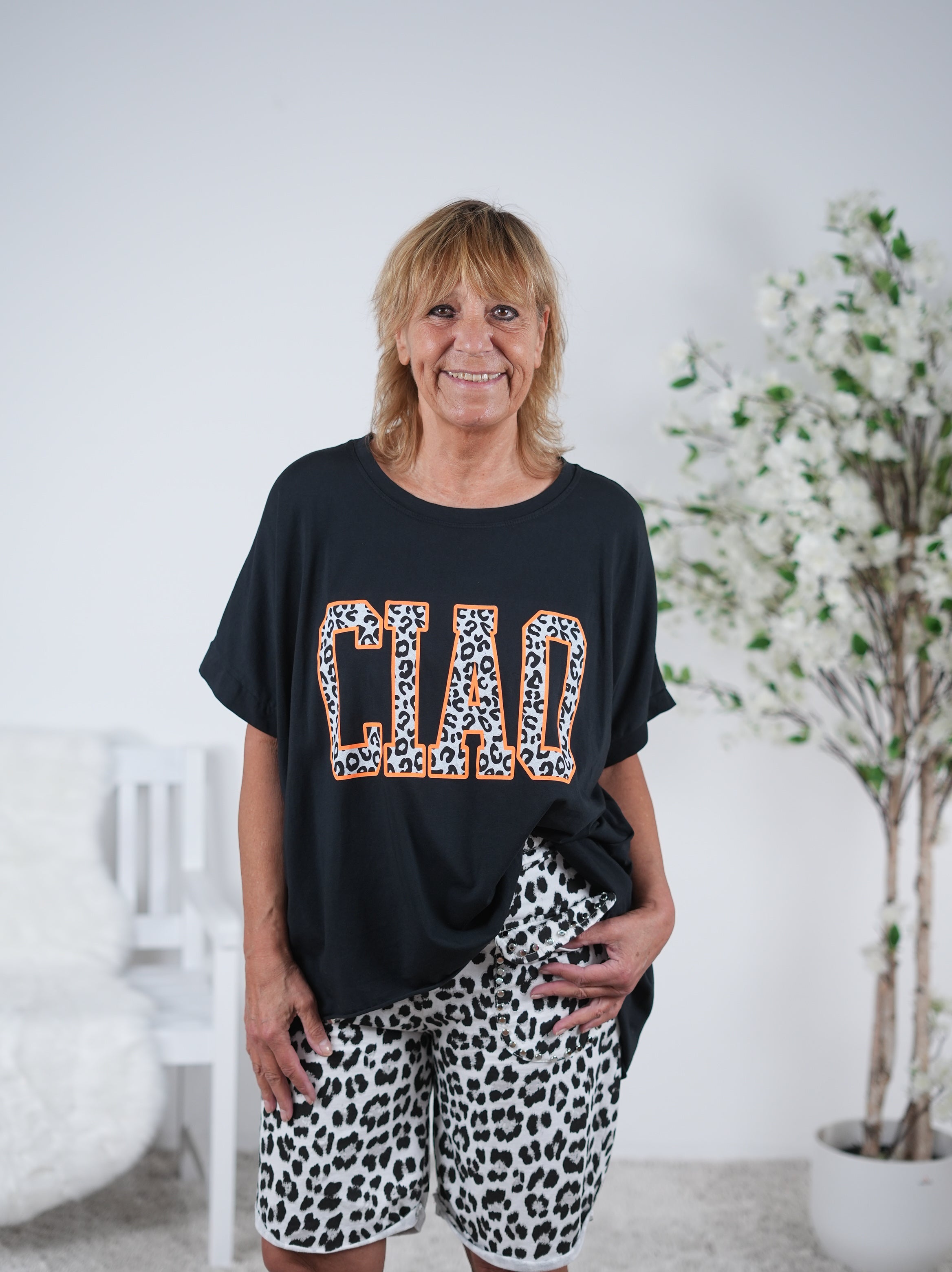 Vokuhila Shirt mit "Ciao" Schriftzug in Leo Schwarz