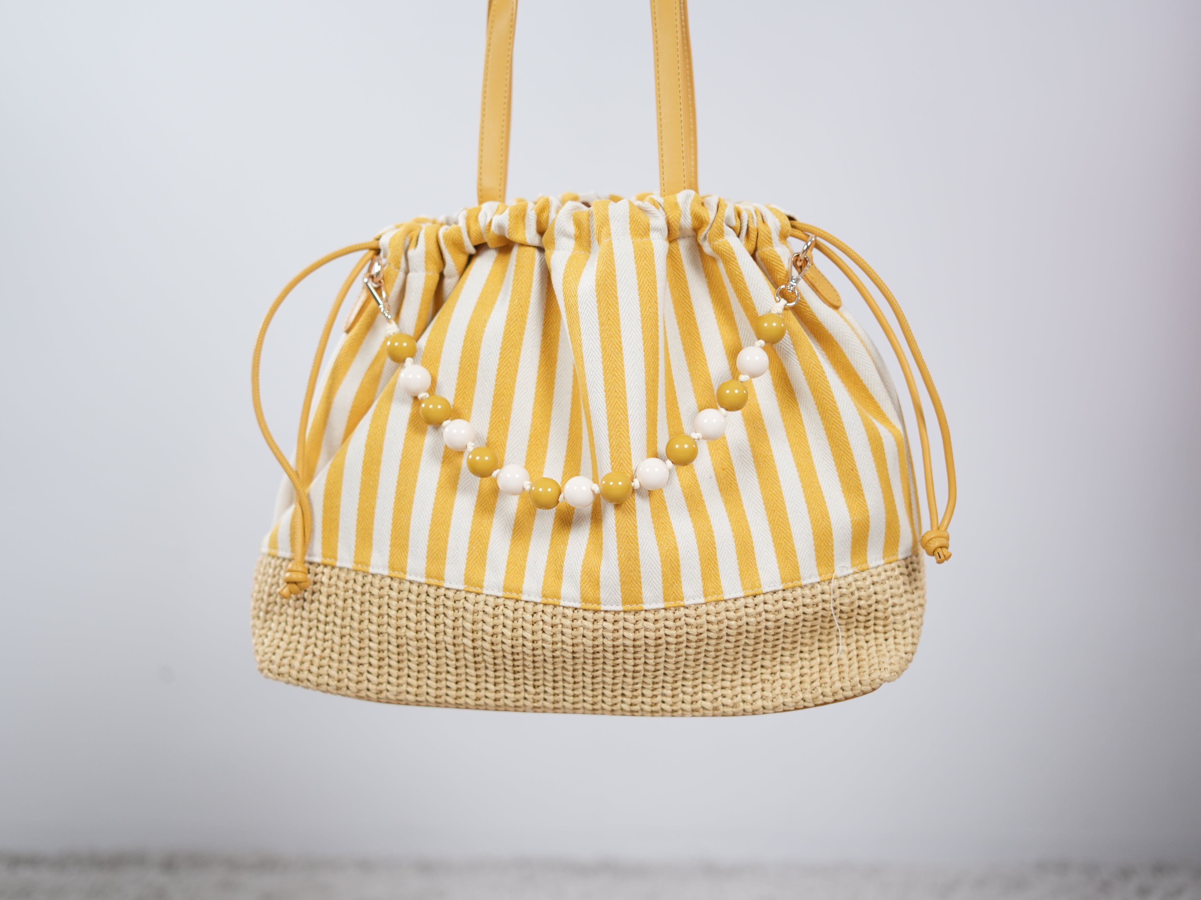 Gestreifte Tasche mit Perlenkette Gelb