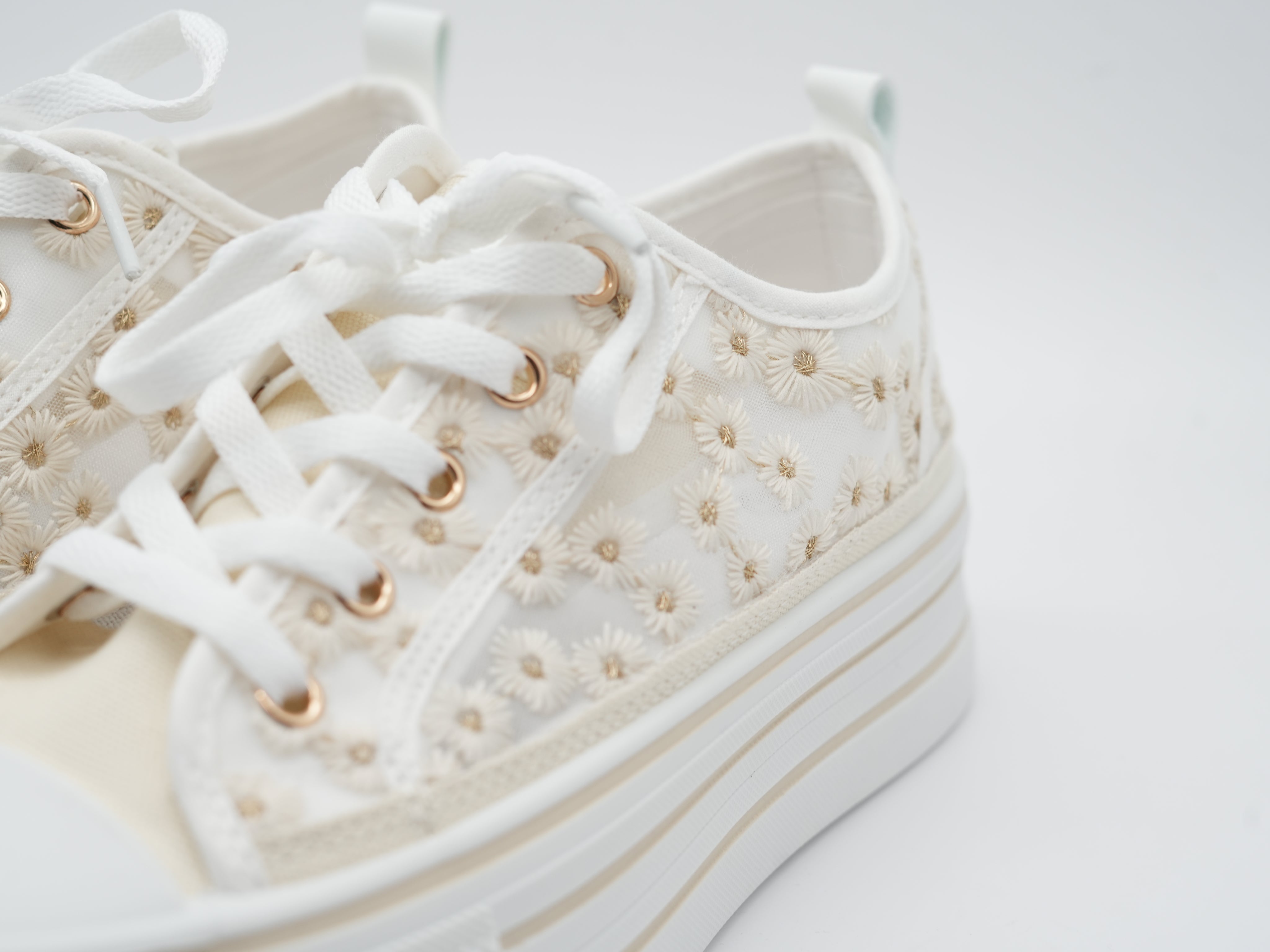 Sneaker mit Blümchen verziert