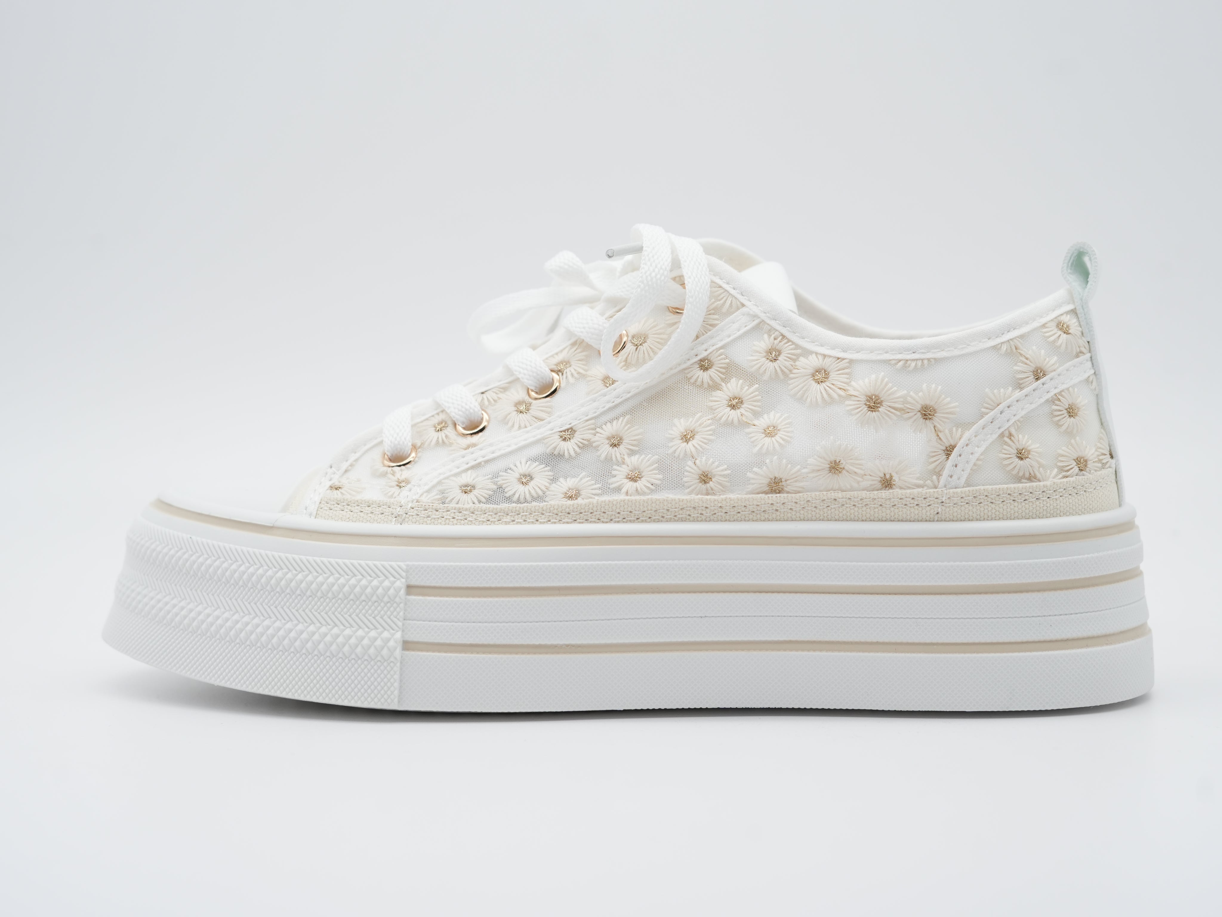 Sneaker mit Blümchen verziert