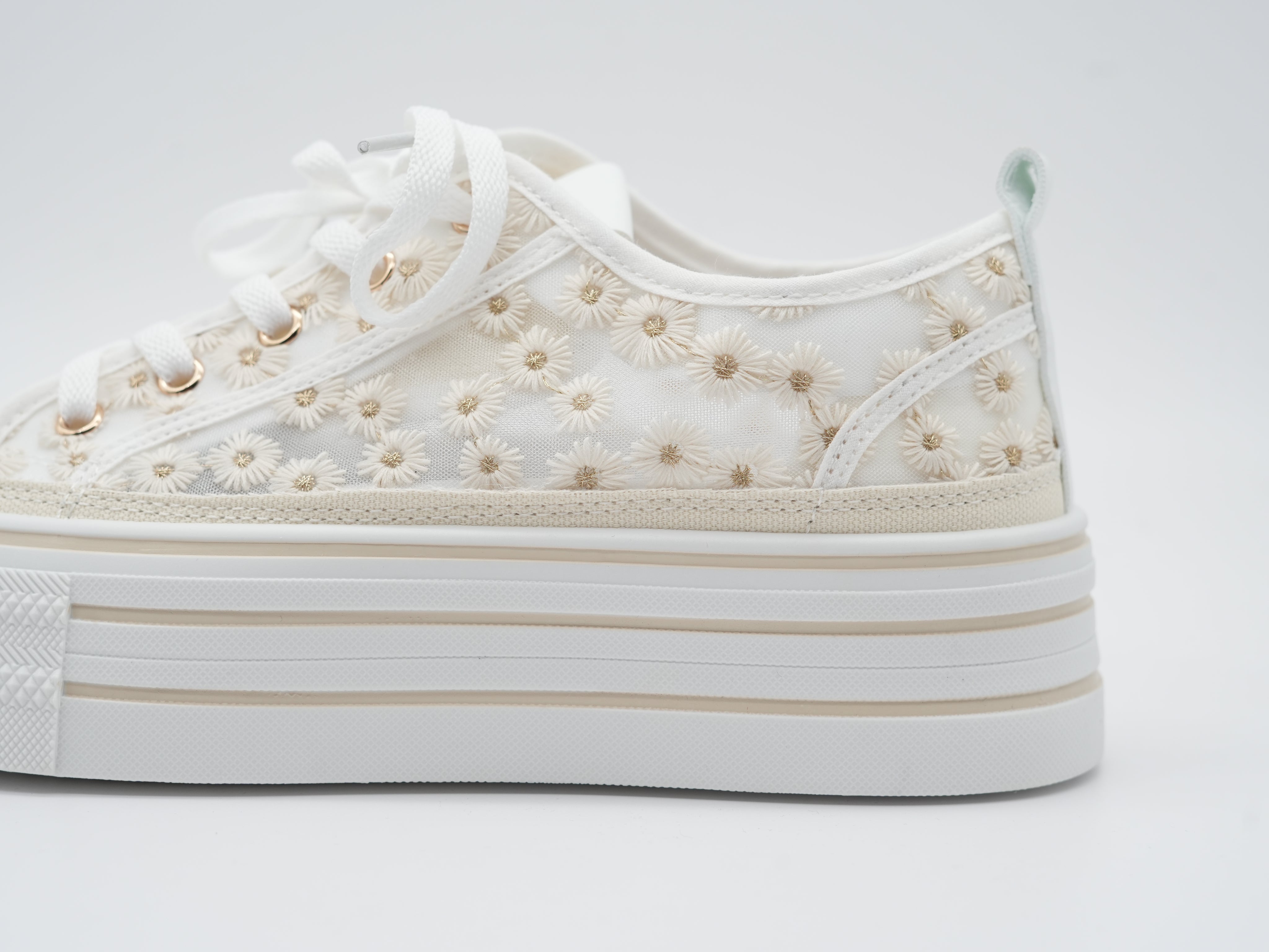 Sneaker mit Blümchen verziert