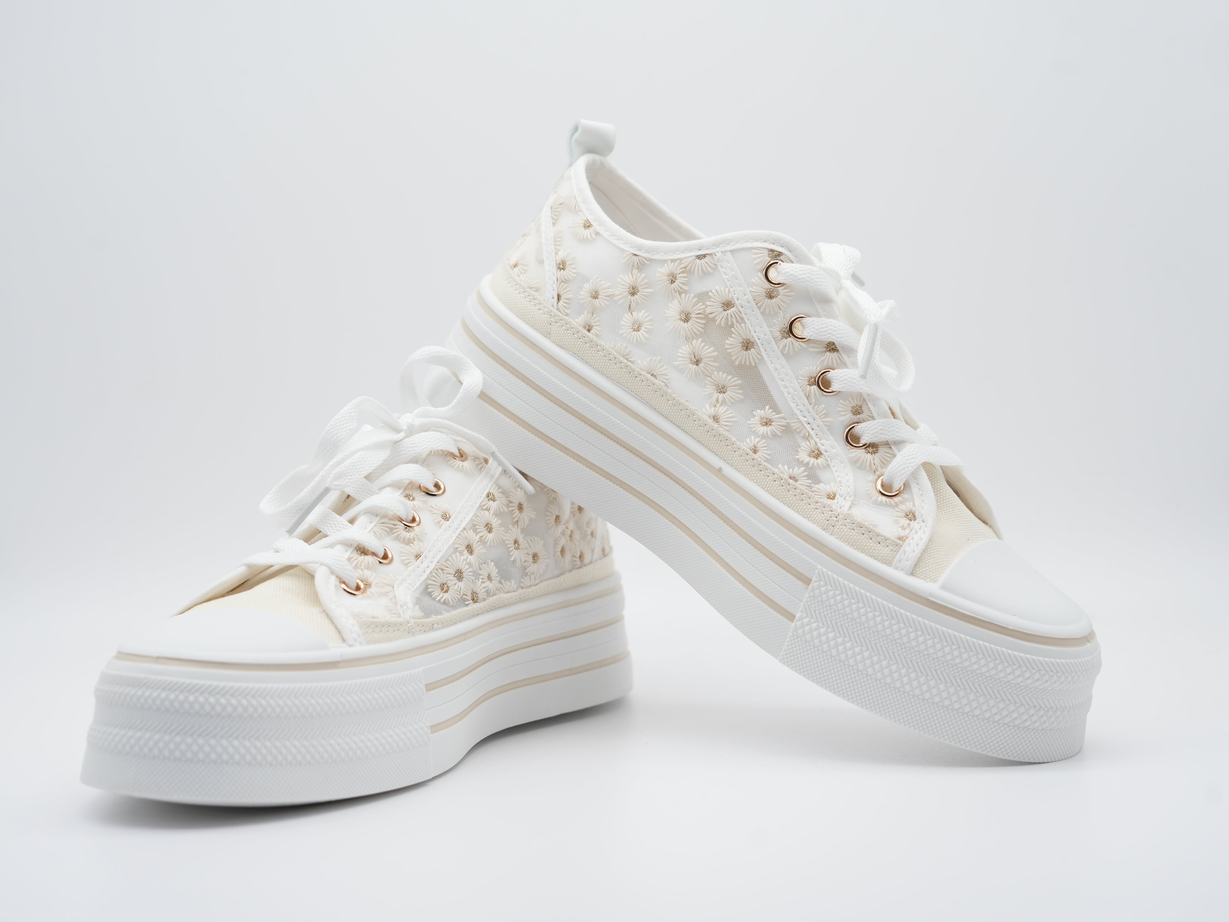 Sneaker mit Blümchen verziert Beige