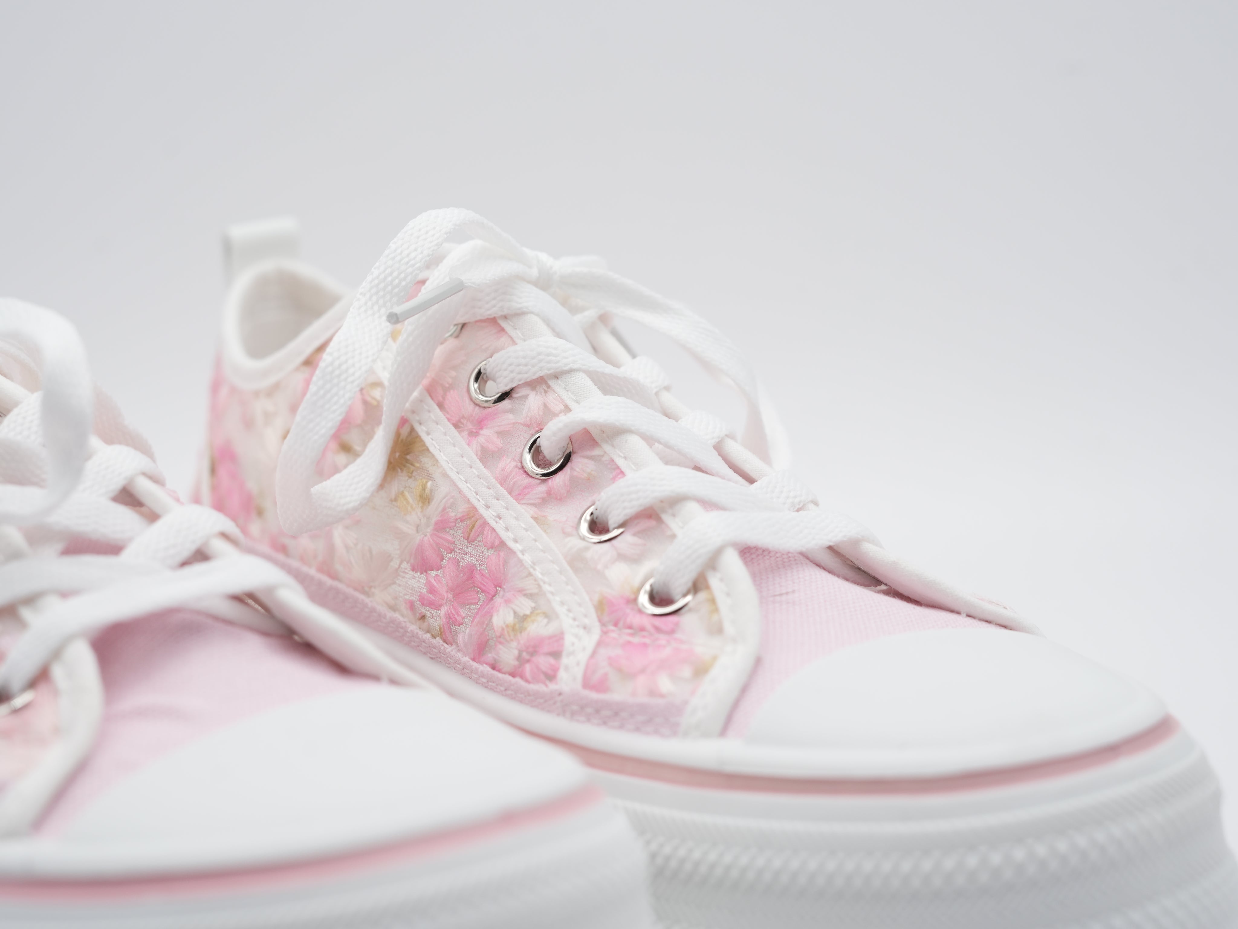 Sneaker mit Blümchen verziert