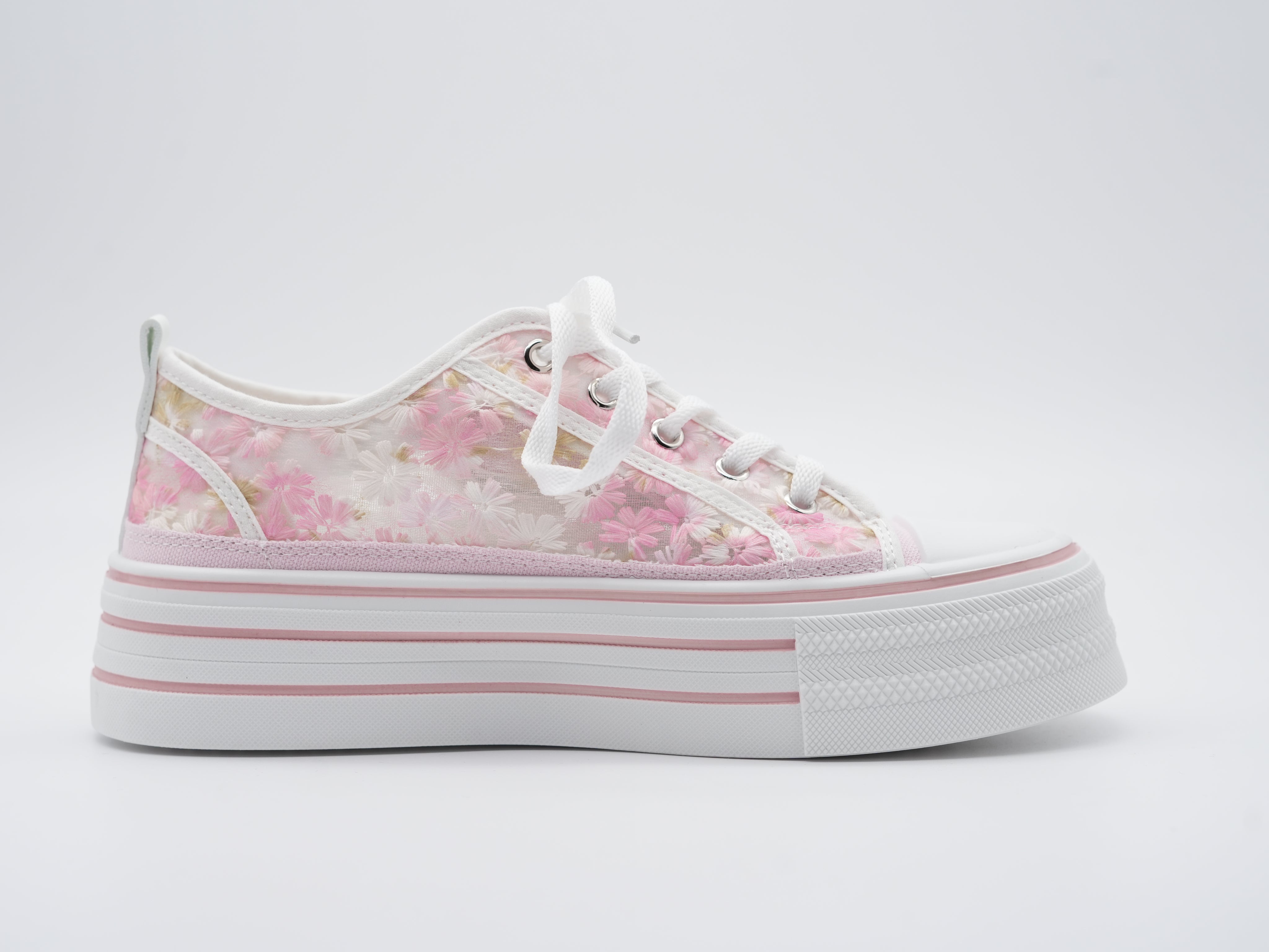 Sneaker mit Blümchen verziert