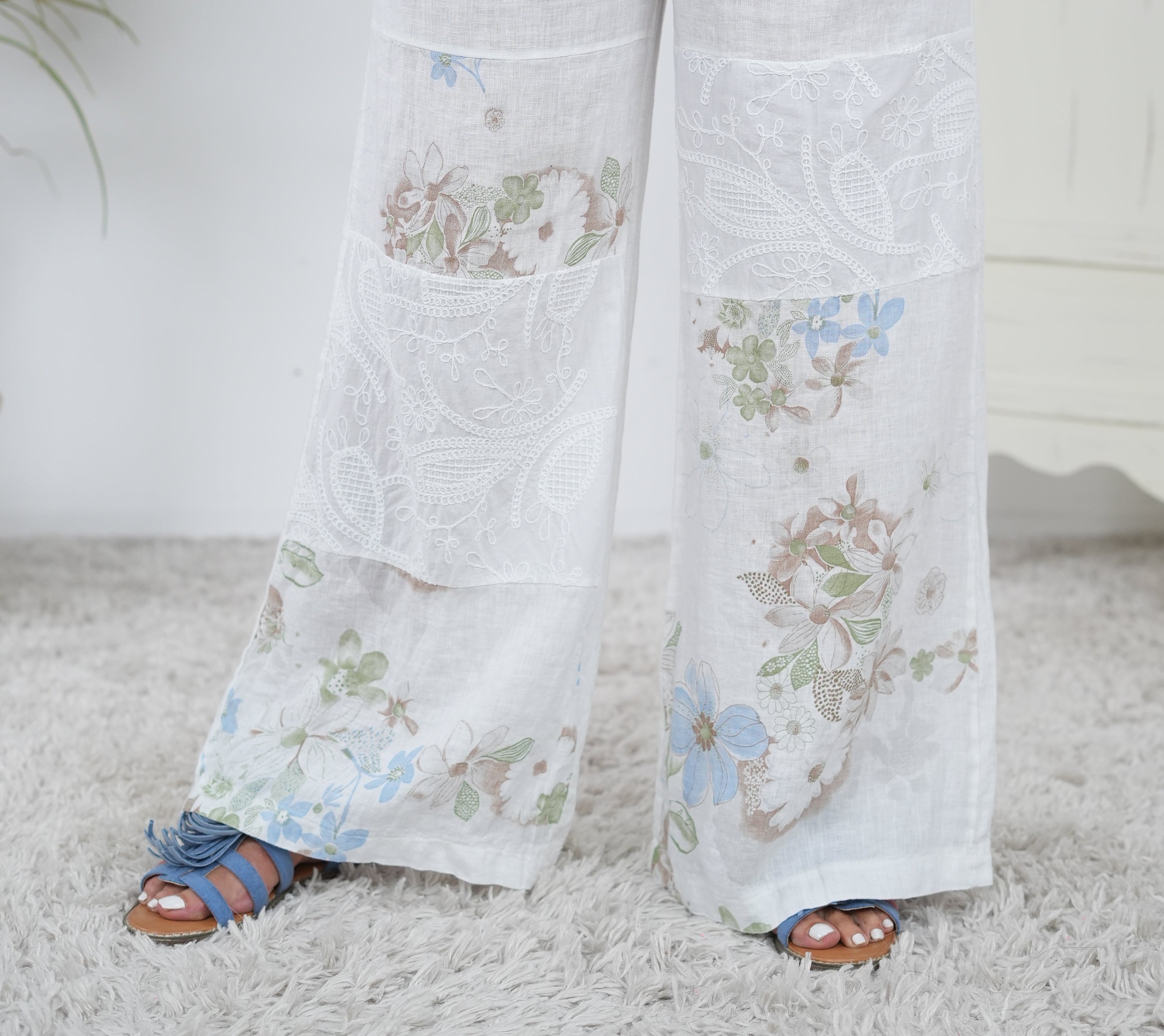 Wunderschöne Marlene Hose aus Leinen mit Blümchen Weiß