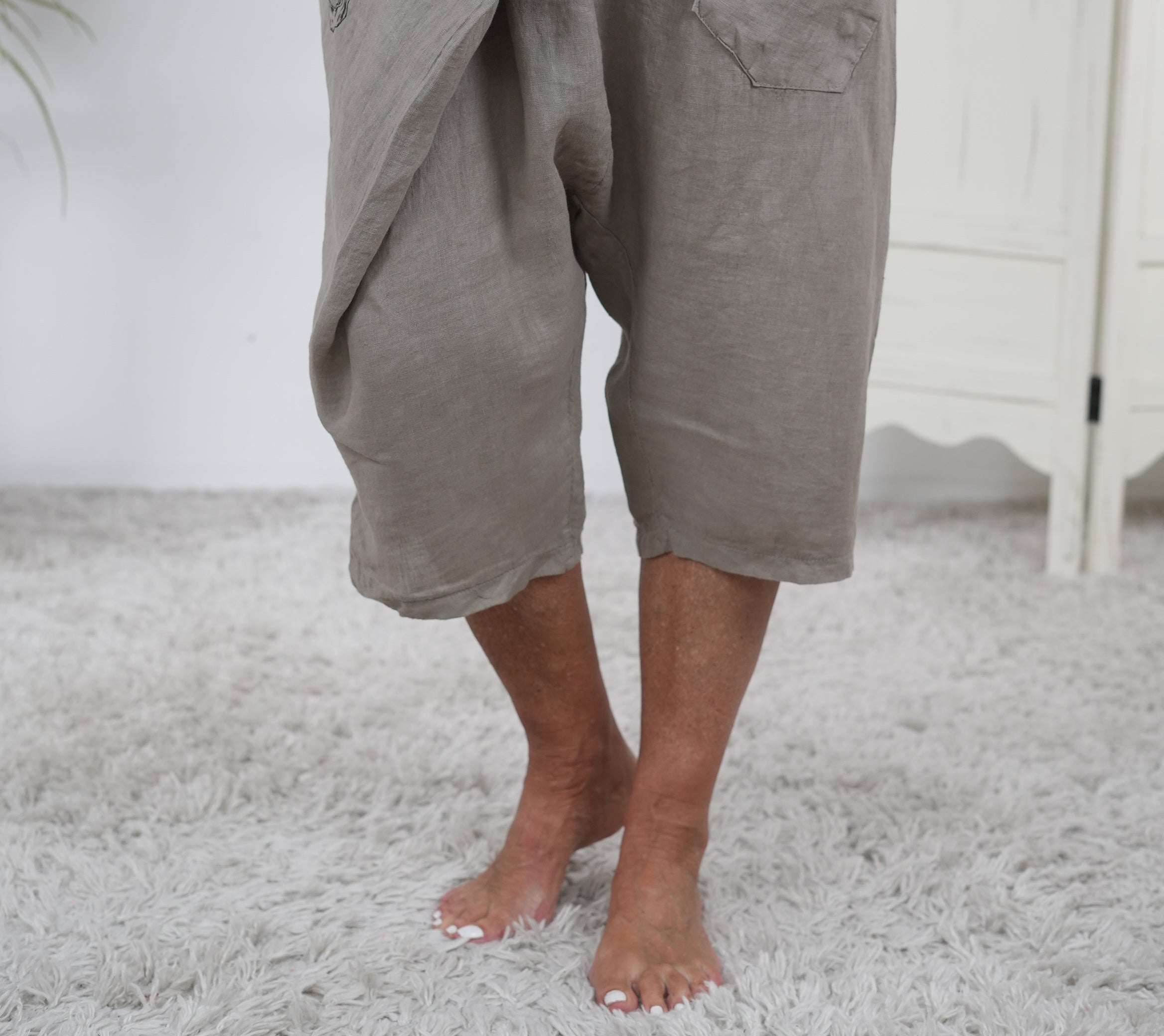 Leinen Baggy mit Totenkopf Print Taupe