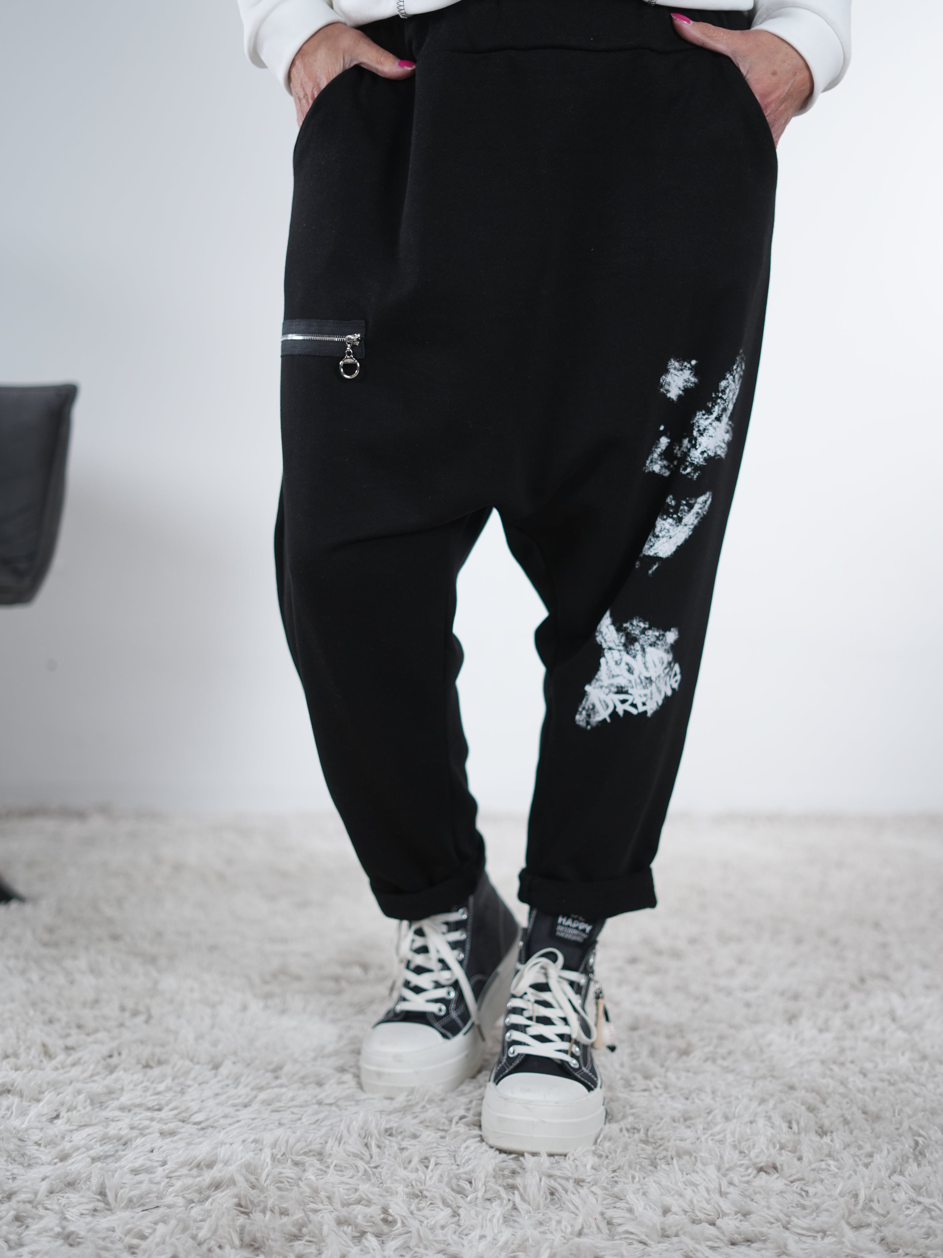 Ausgefallene Baggy mit Spray Print One Size (ca Gr. 40-46) Schwarz