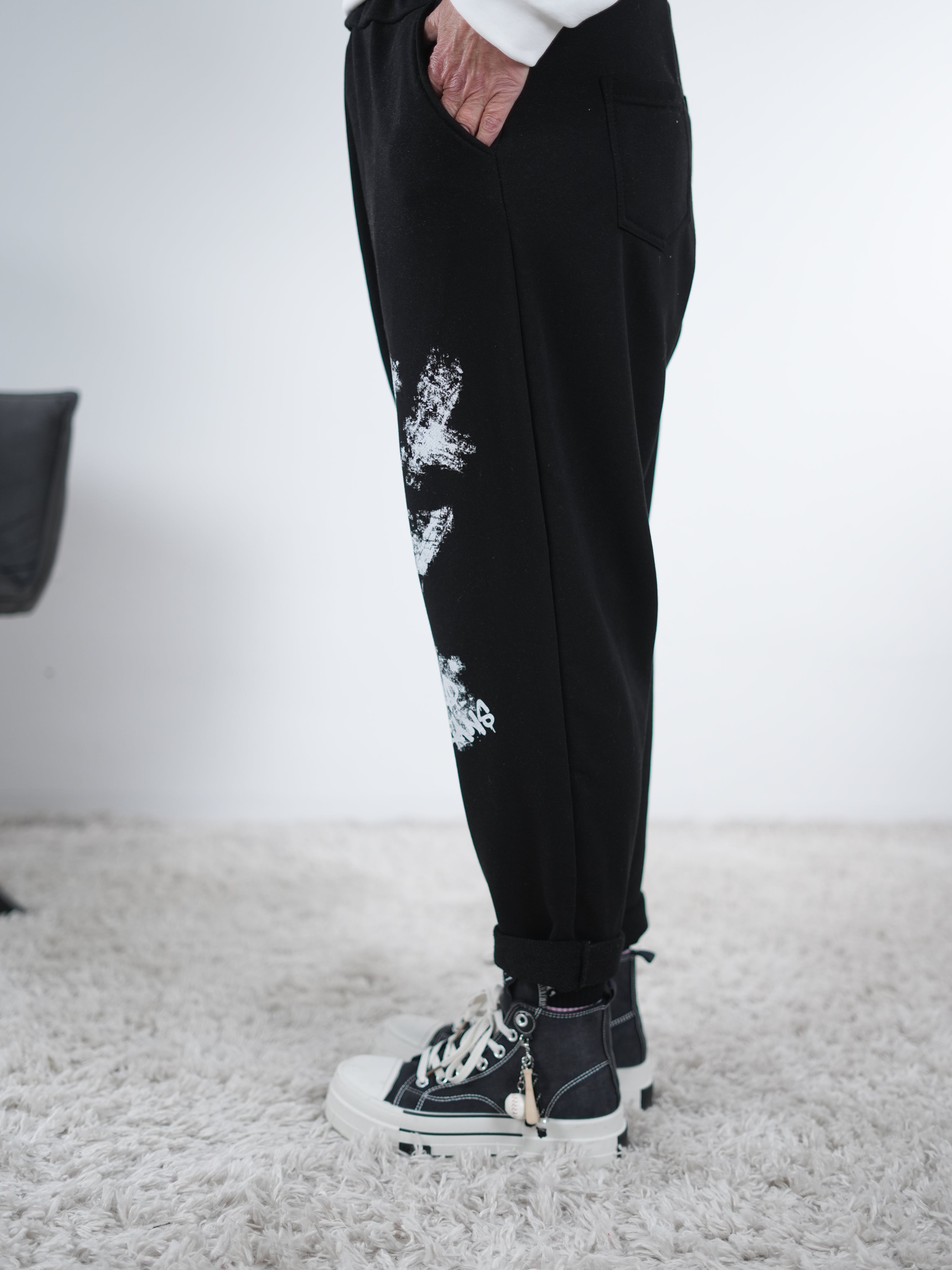 Ausgefallene Baggy mit Spray Print