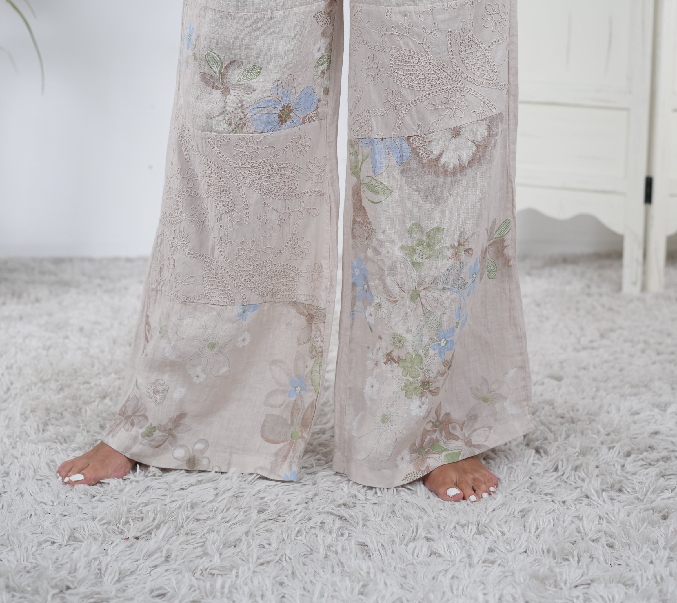 Wunderschöne Marlene Hose aus Leinen mit Blümchen Beige