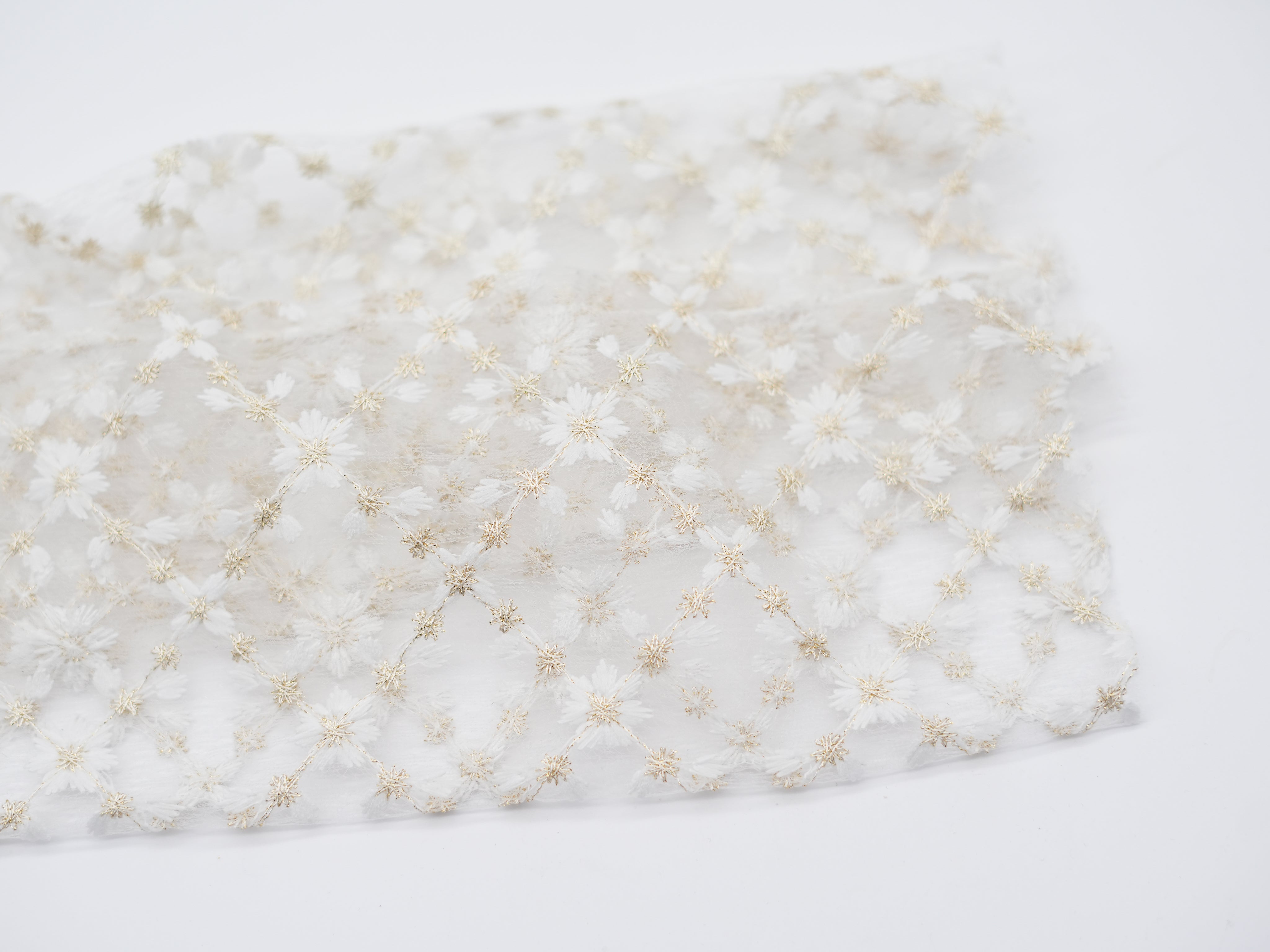 transparente Socken mit Stickerei