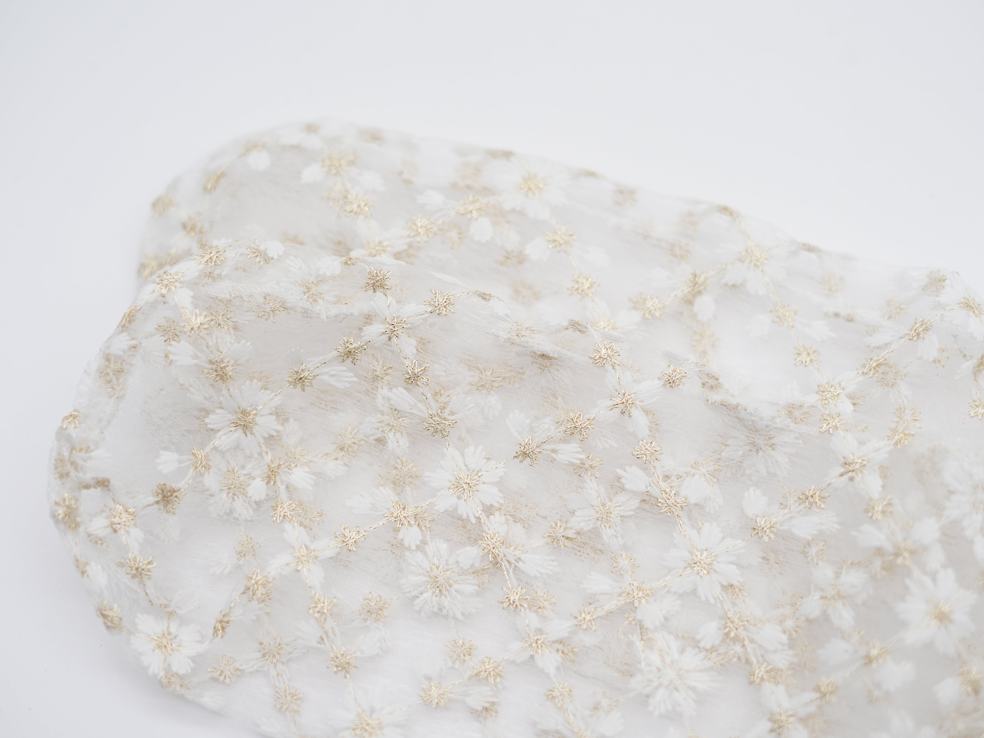 transparente Socken mit Stickerei