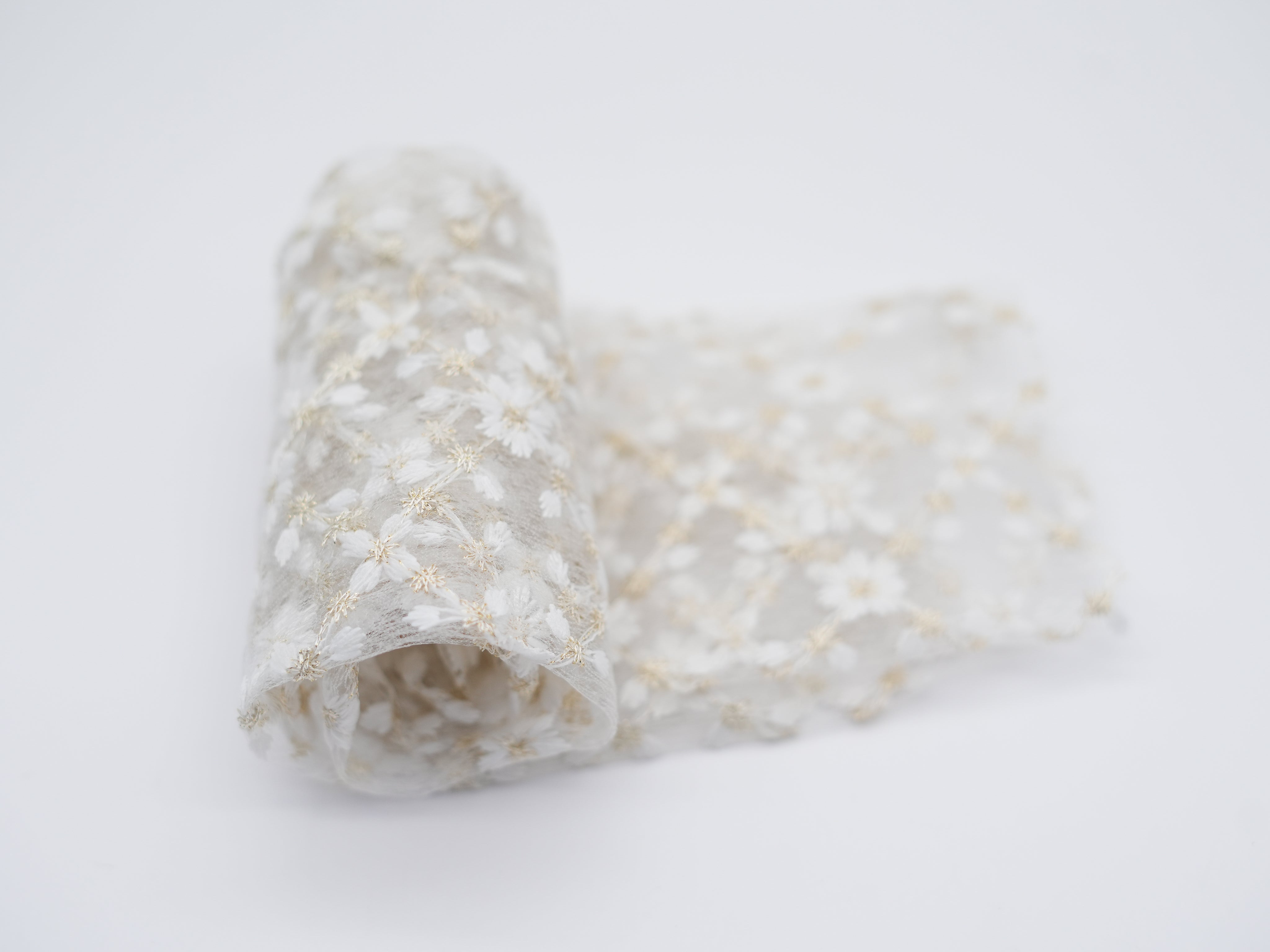 transparente Socken mit Stickerei