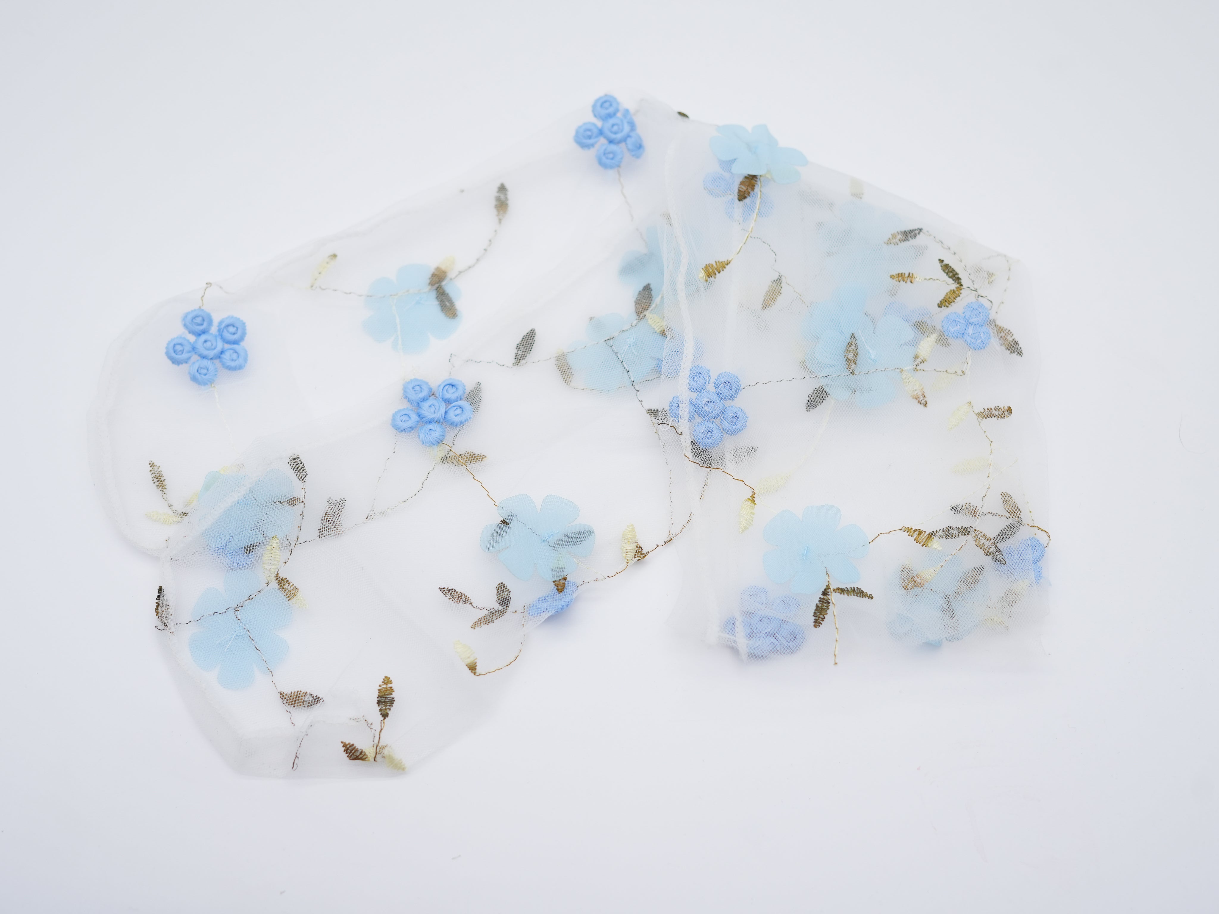 transparente Socken mit blauen Akzenten