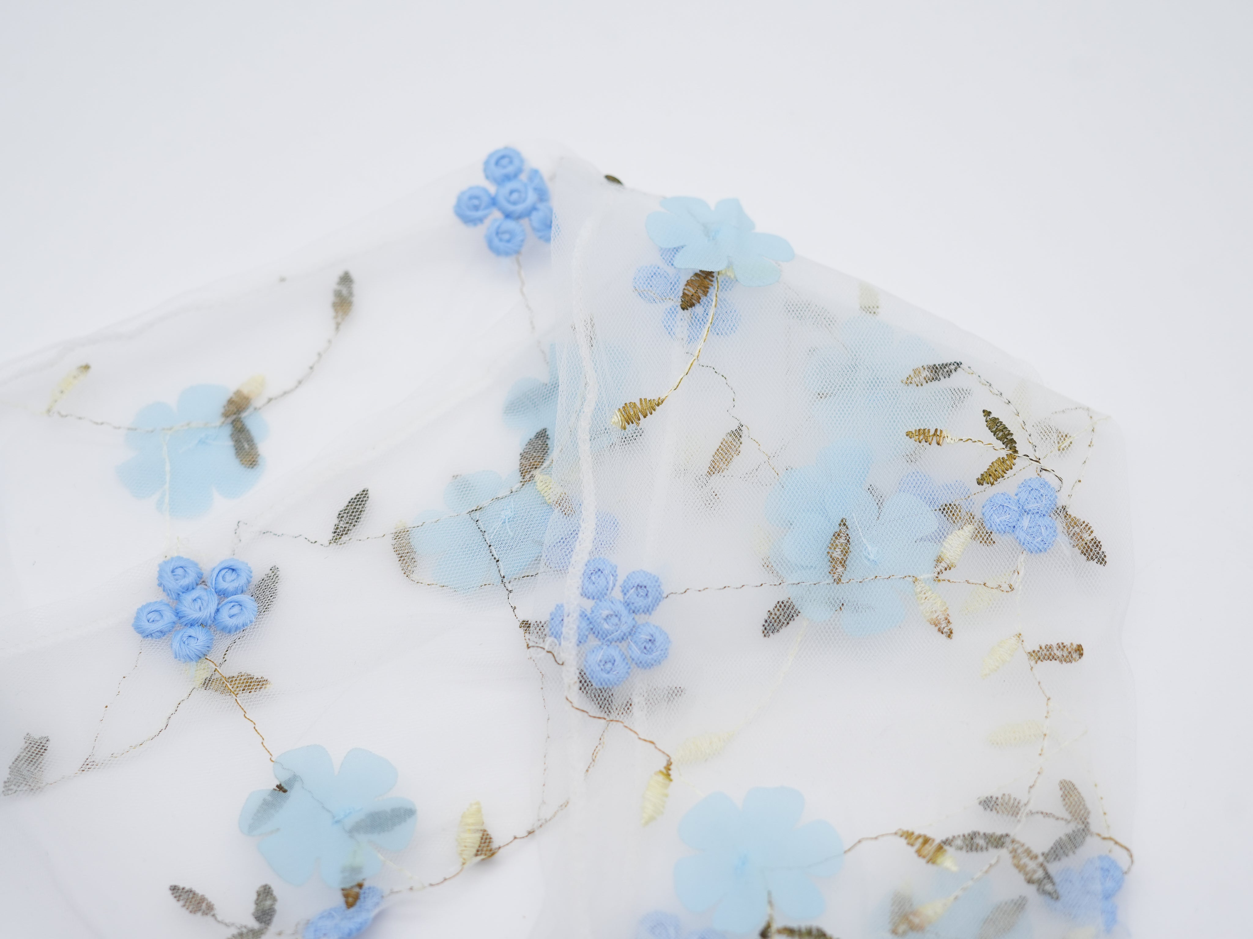 transparente Socken mit blauen Akzenten